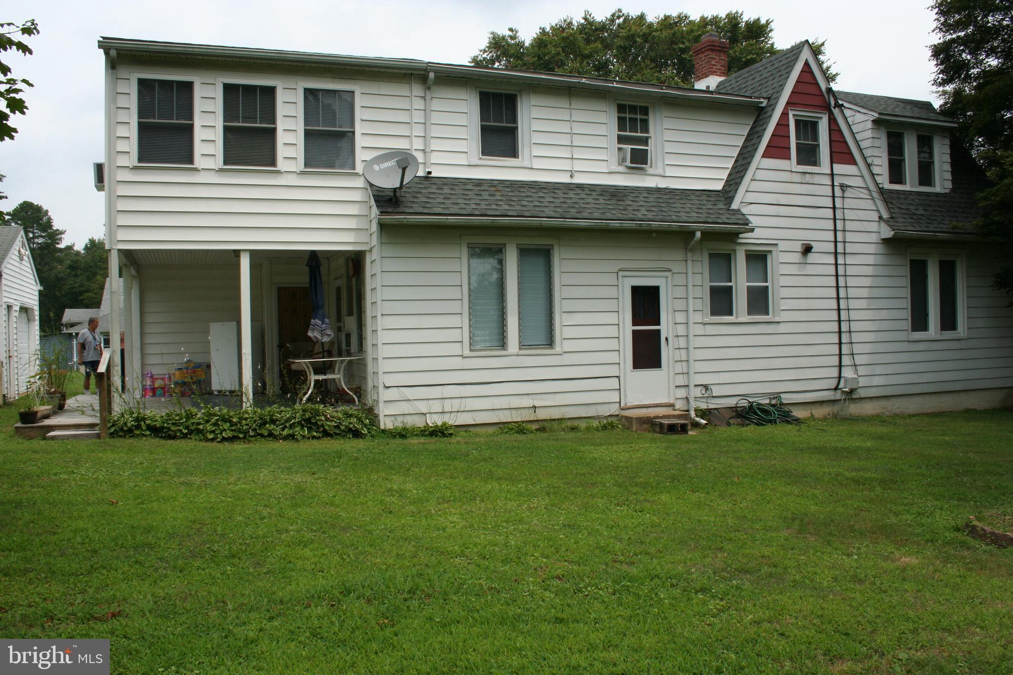 Main image without alt text