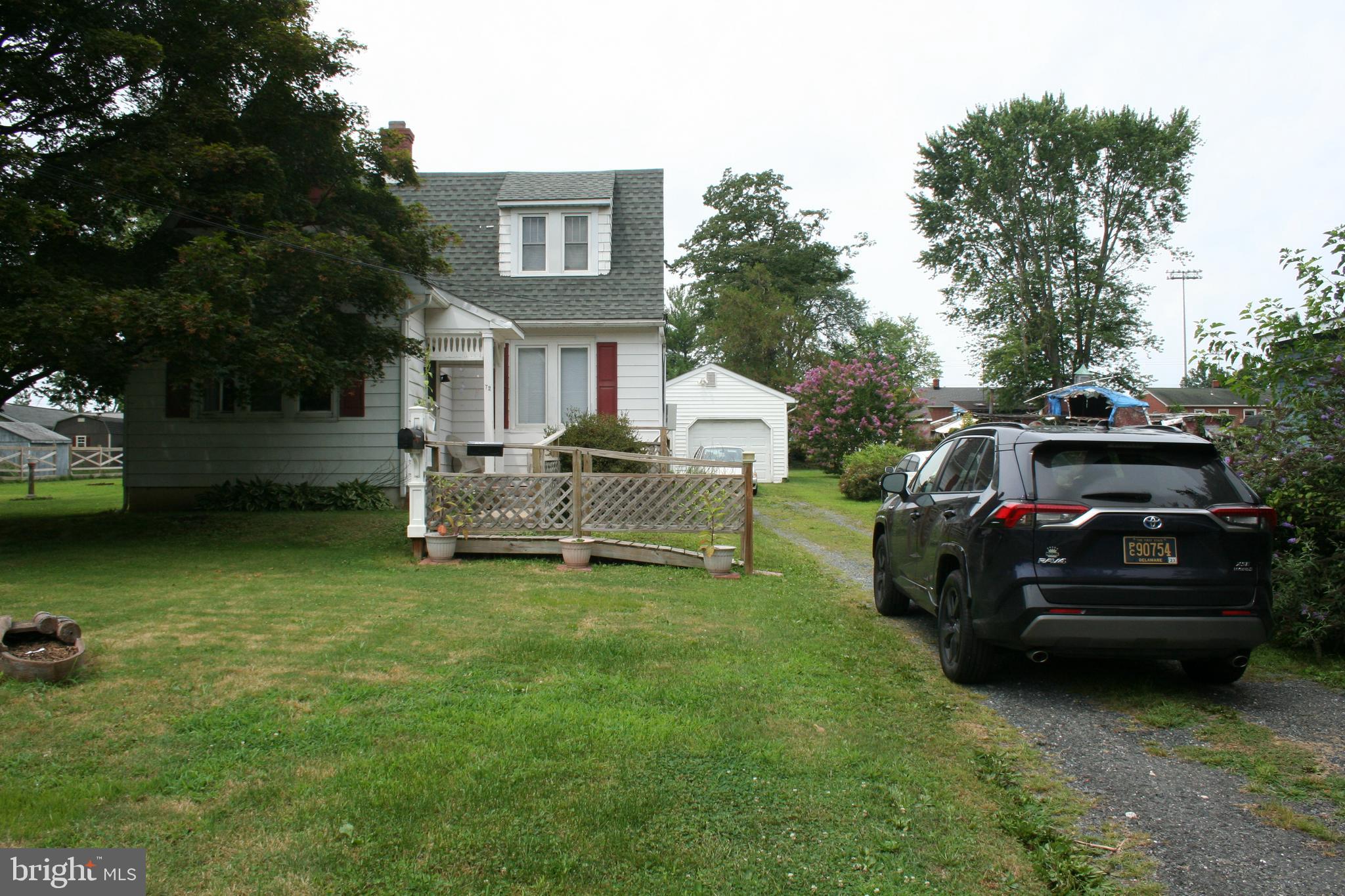 Main image without alt text