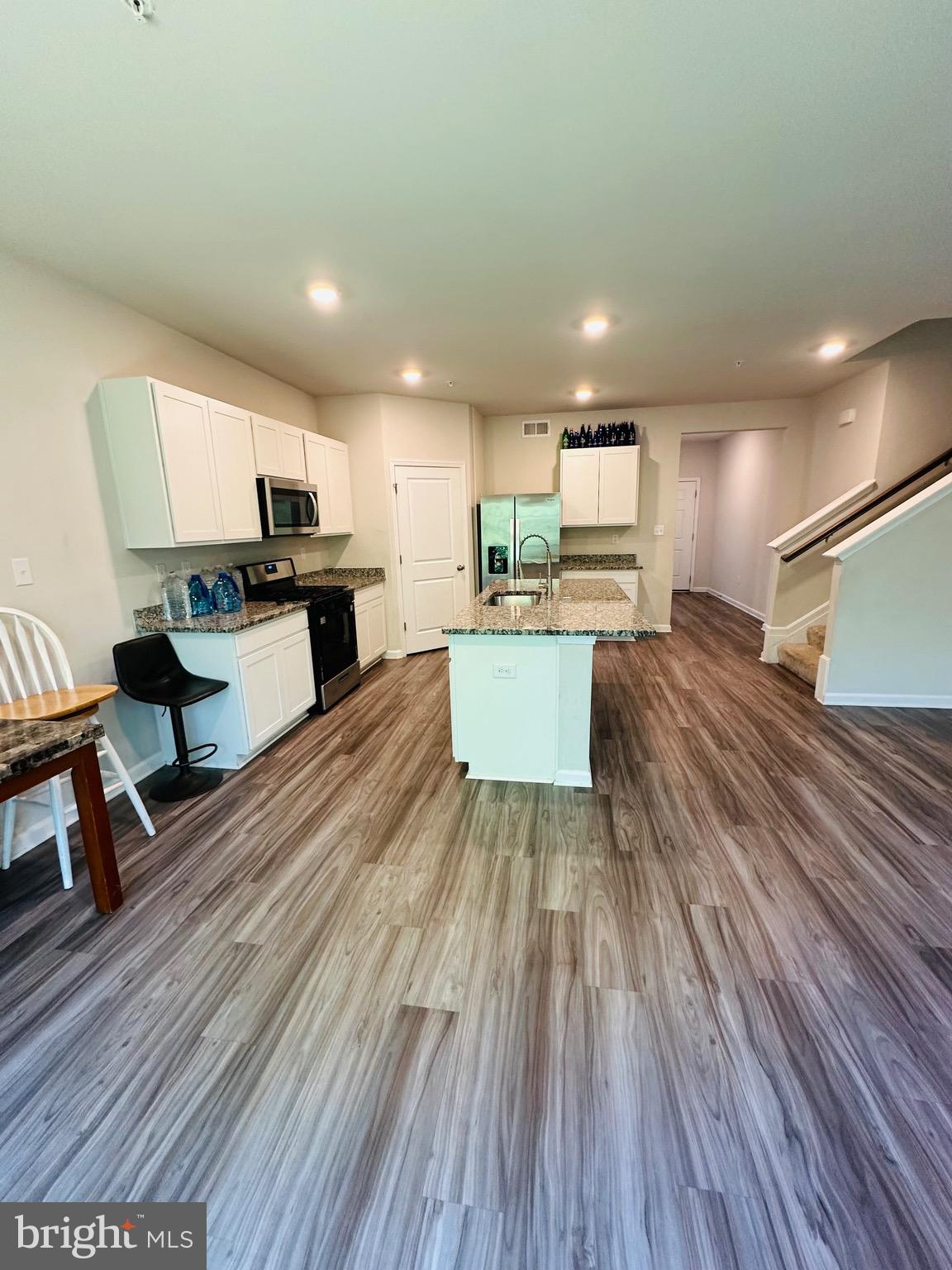 HILLSIDE MANOR - Residential