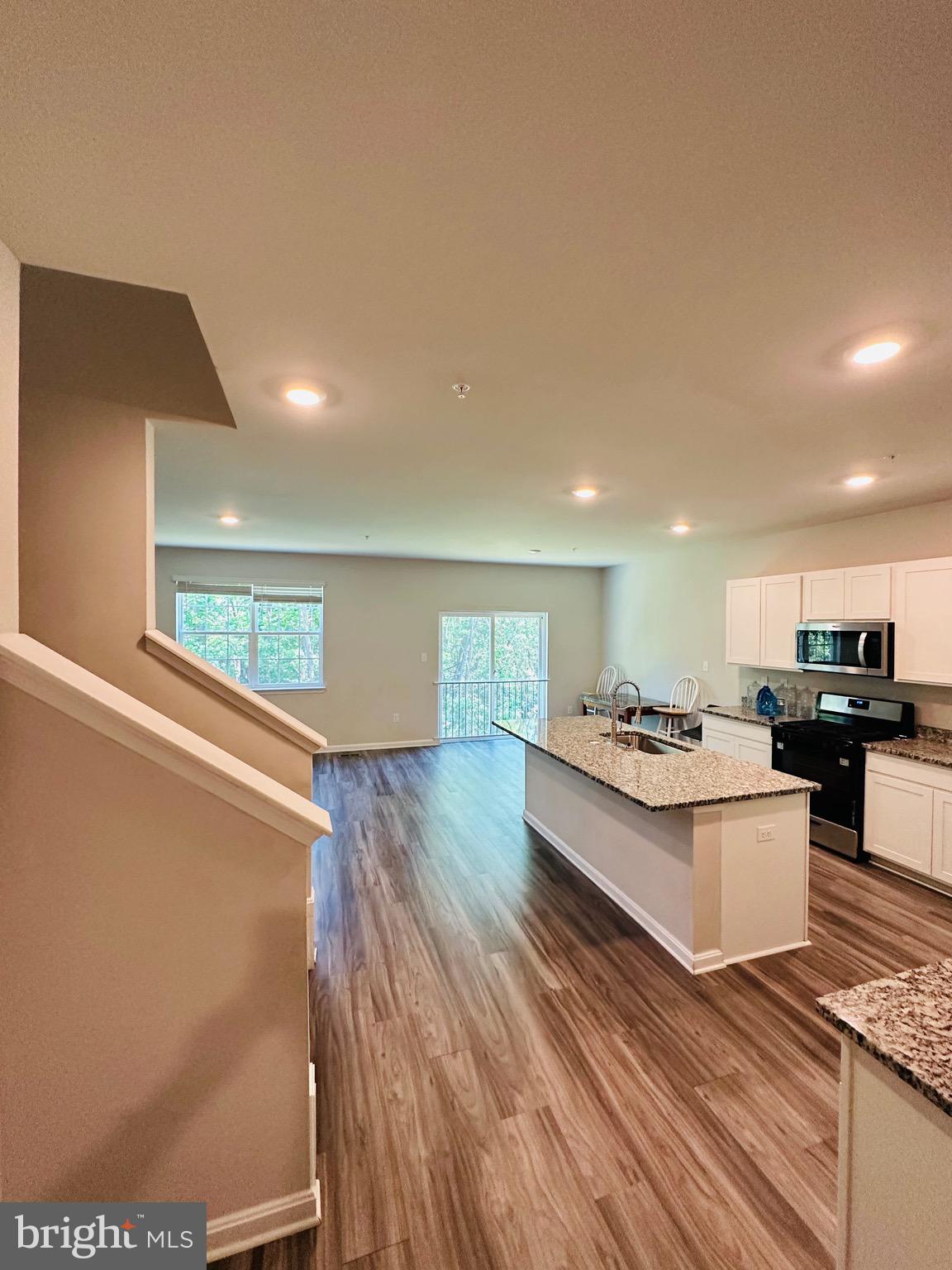 HILLSIDE MANOR - Residential