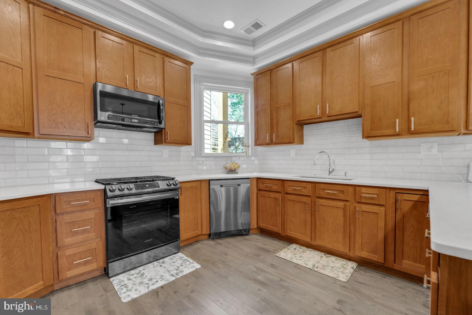 102 9TH STREET SE