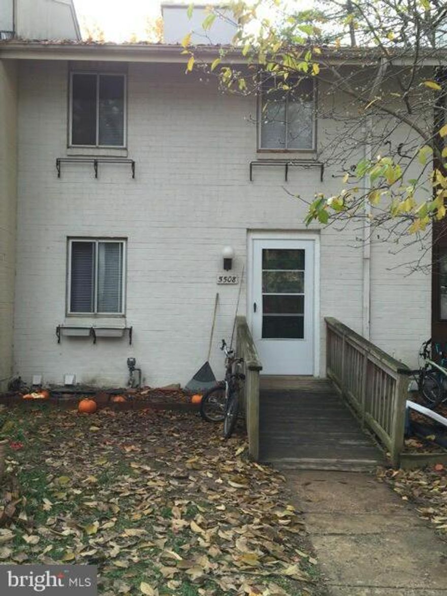 Nice condition townhouse, convenience location in. Ready for immediate occupancy. Fully finished walkout basement. Vacant for showings anytime.