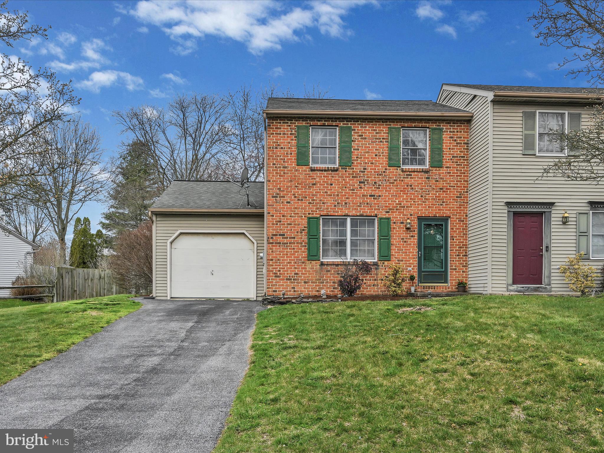 Lovely semi-detached home in close proximity to schools & Etown Fairgrounds. Spacious bedrooms, eat-in  kitchen and finished basement for your to spread out. Laundry has its own room in the basement. Kitchen Fridge, Washer & Dryer all included in the sale, along with 1-YR Cinch Home Warranty for peace of mind! 
Call today to book your showing.