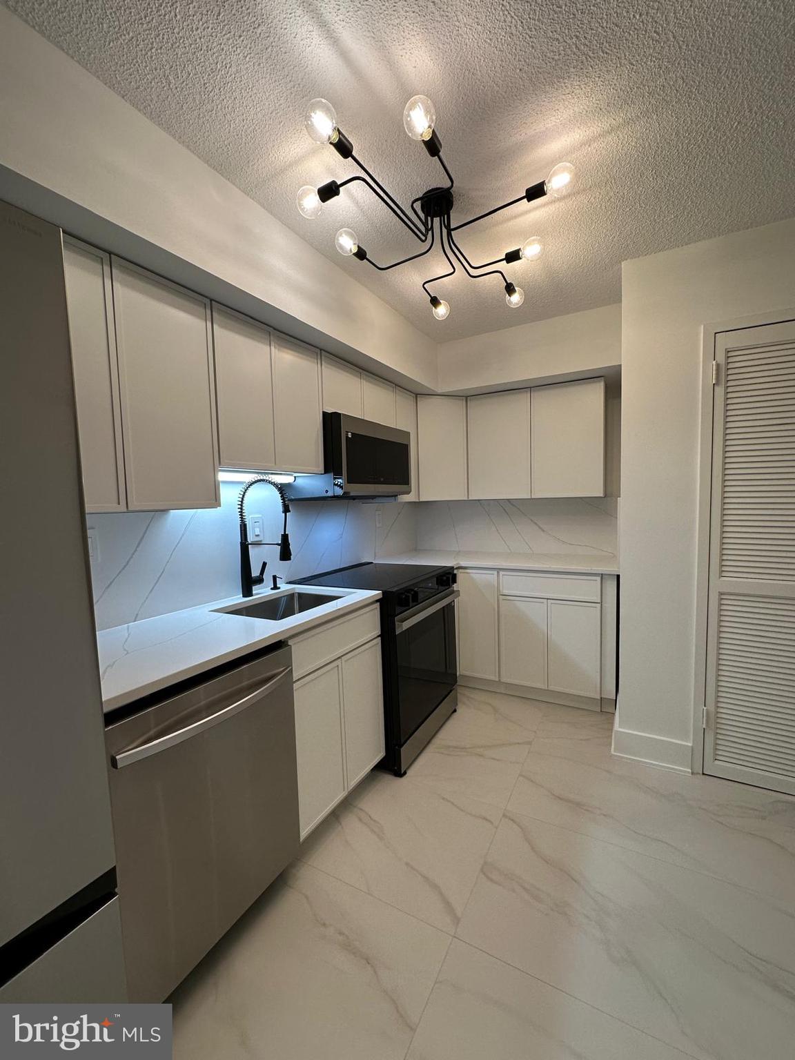 1808 OLD MEADOW ROAD 1201