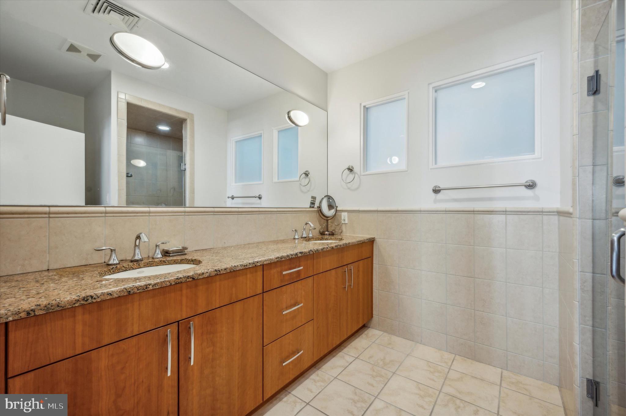 QUEEN VILLAGE - Residential