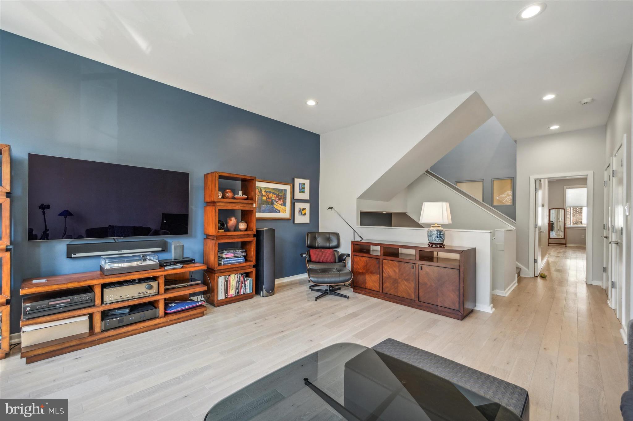 QUEEN VILLAGE - Residential