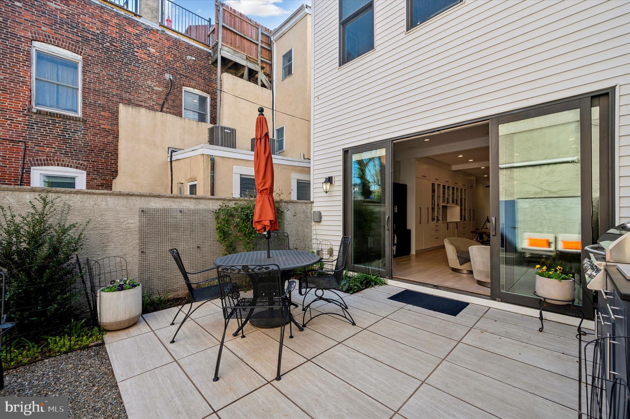 QUEEN VILLAGE - Residential