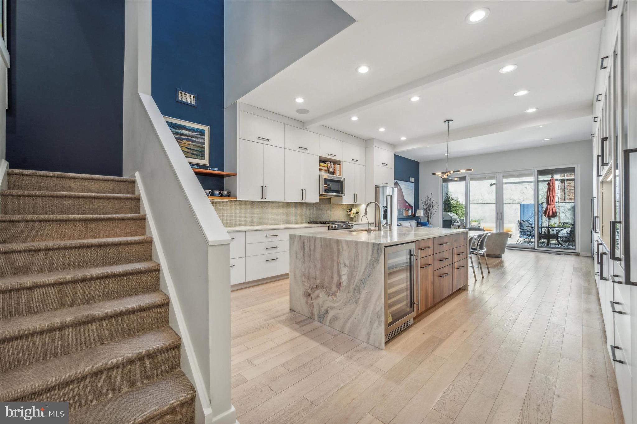 QUEEN VILLAGE - Residential