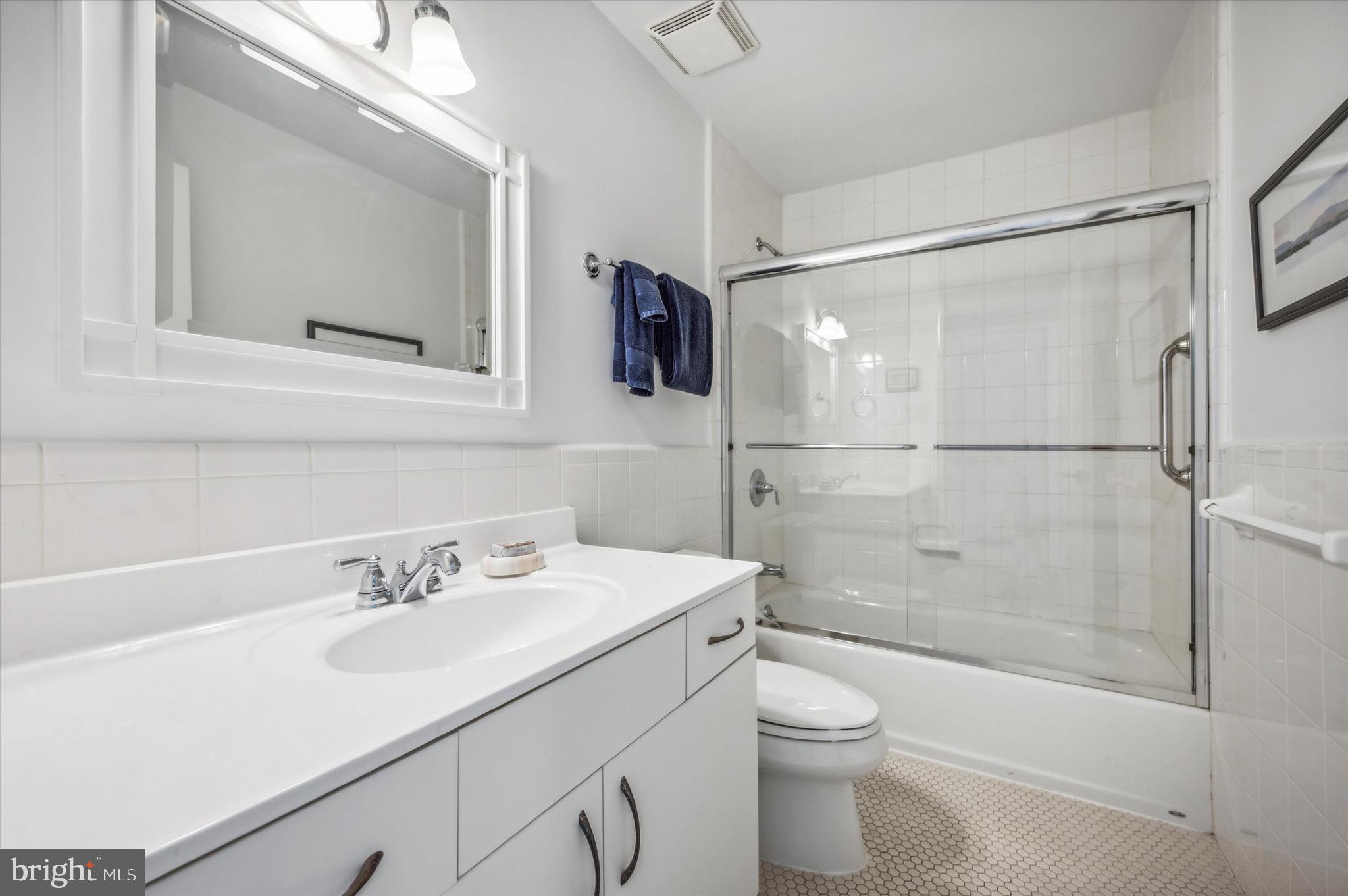 QUEEN VILLAGE - Residential