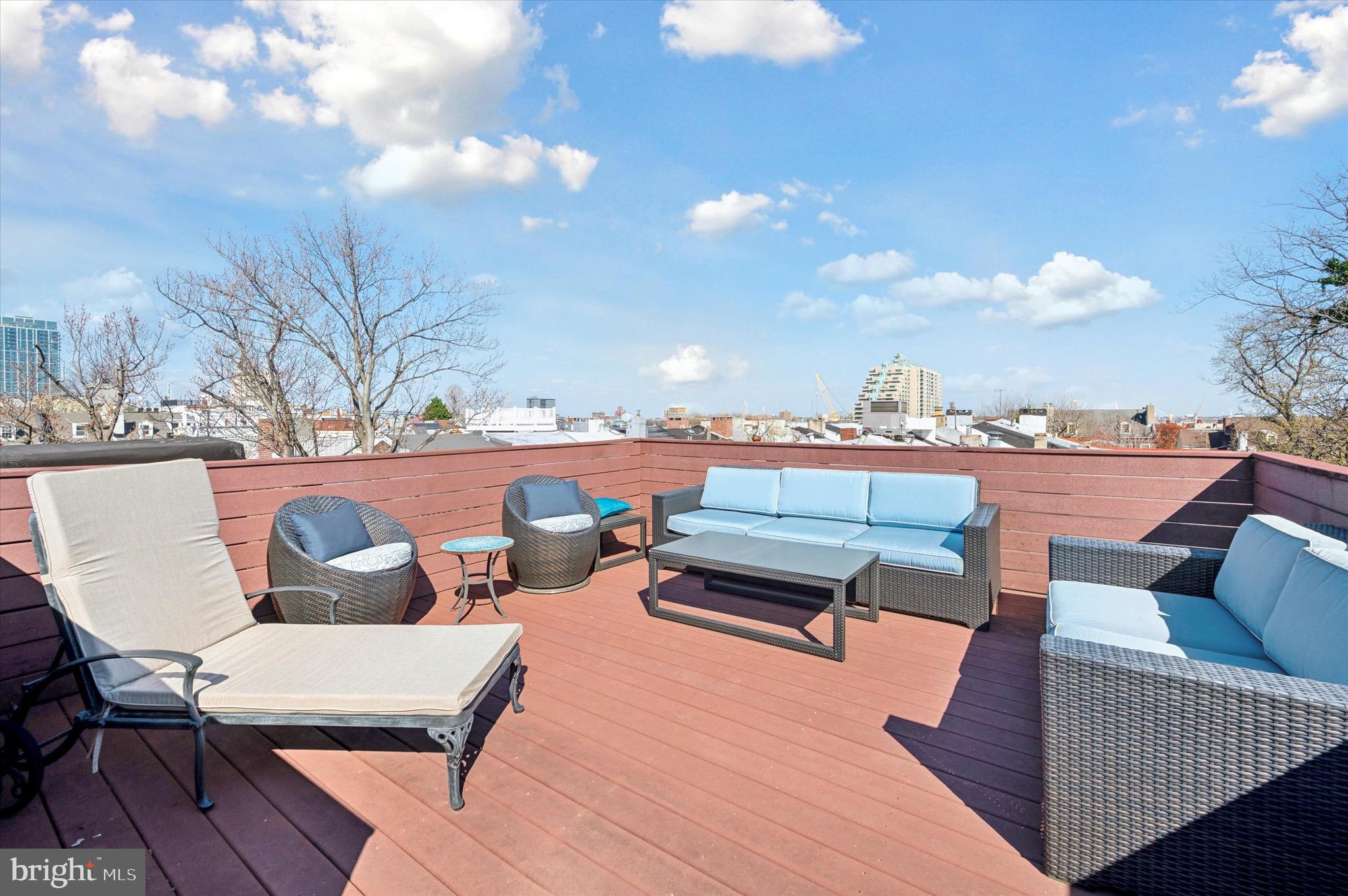 QUEEN VILLAGE - Residential