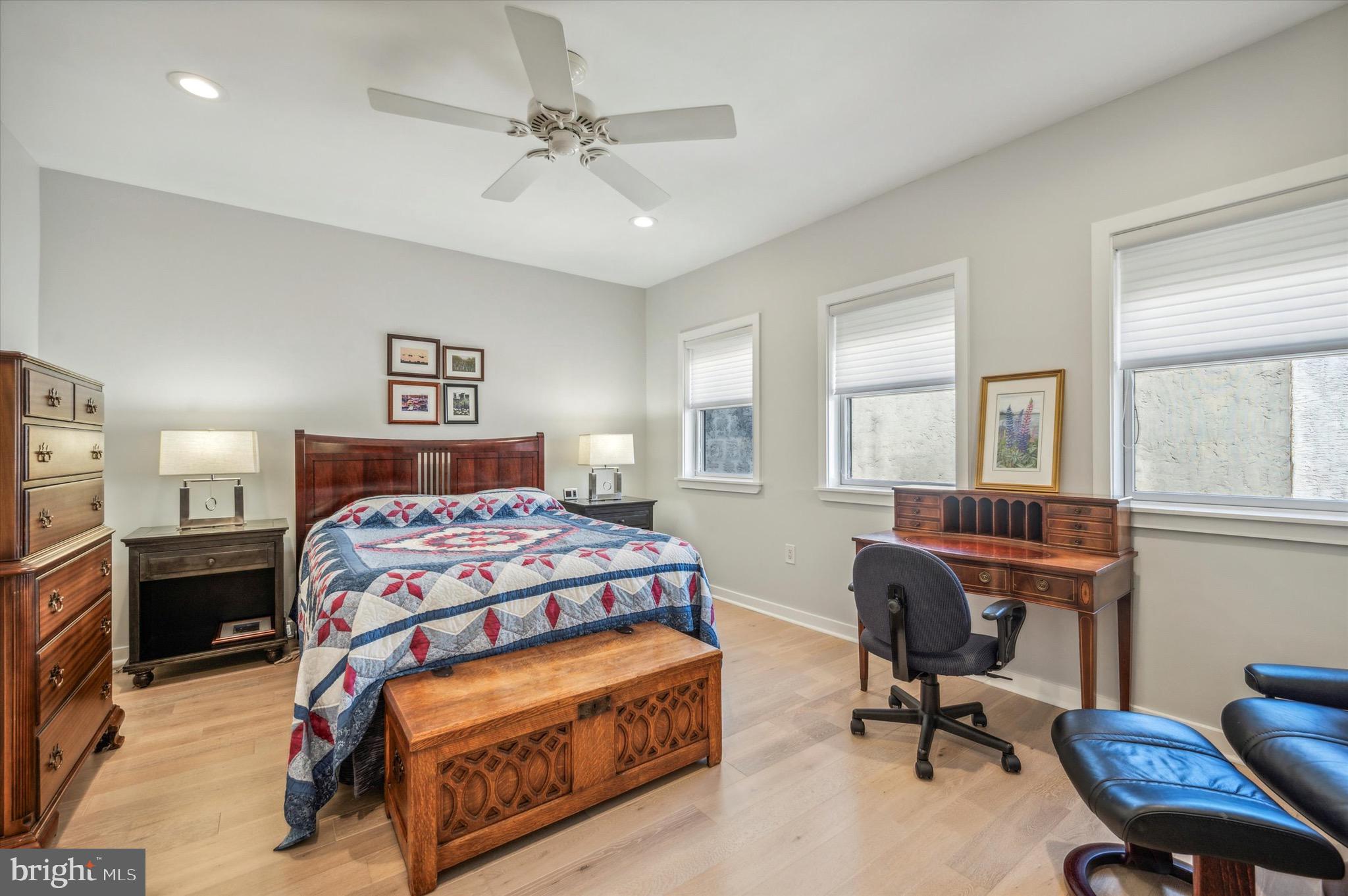 QUEEN VILLAGE - Residential