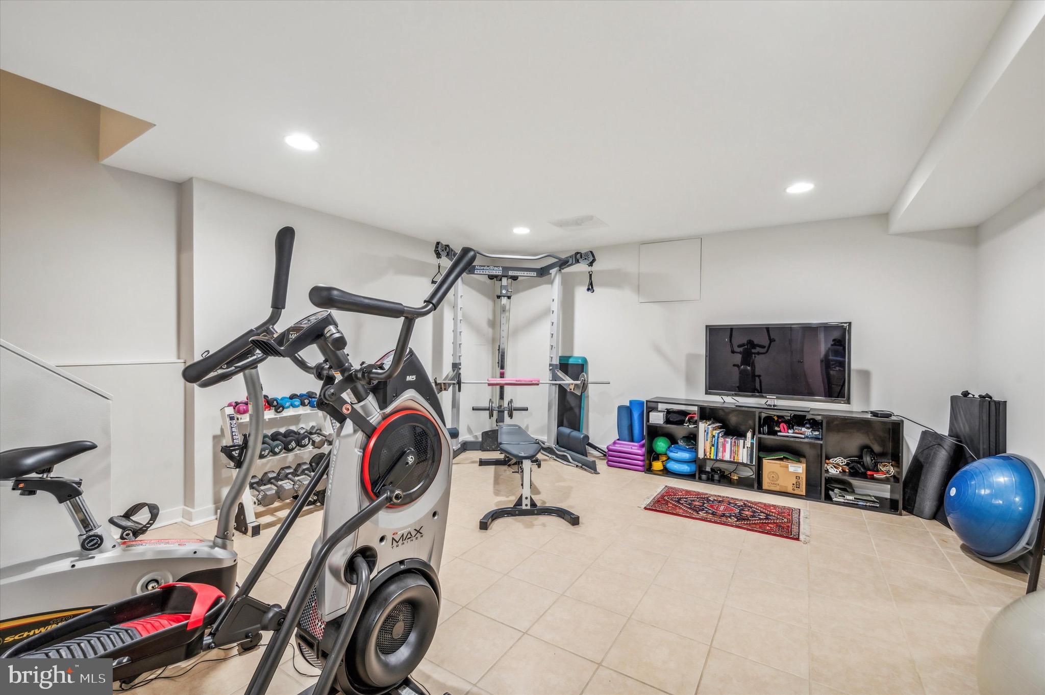 QUEEN VILLAGE - Residential