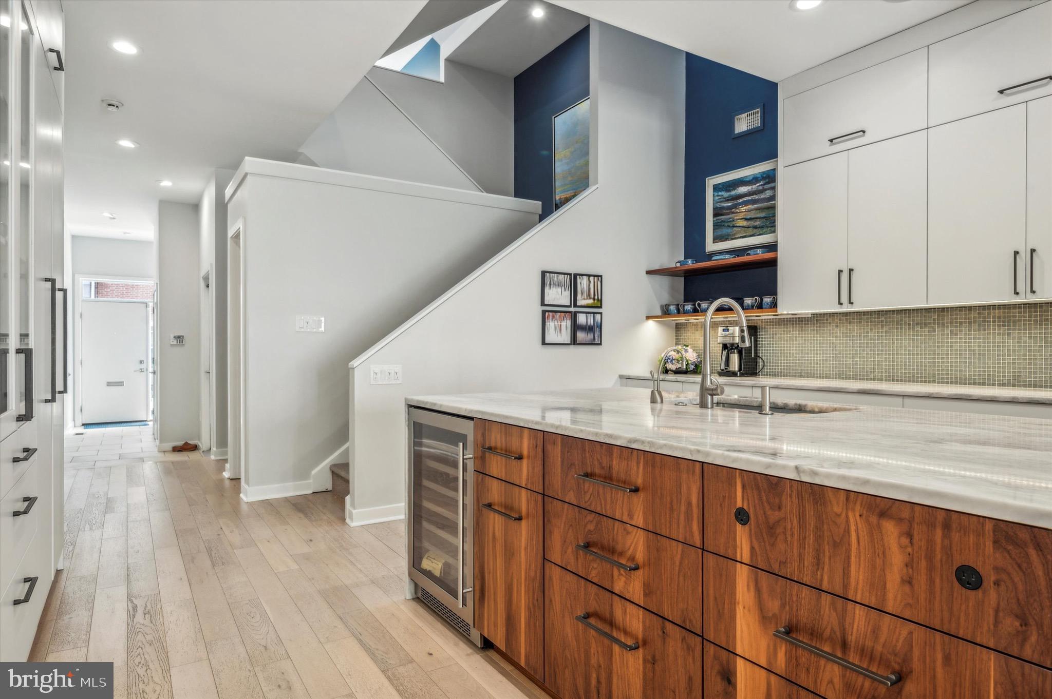 QUEEN VILLAGE - Residential