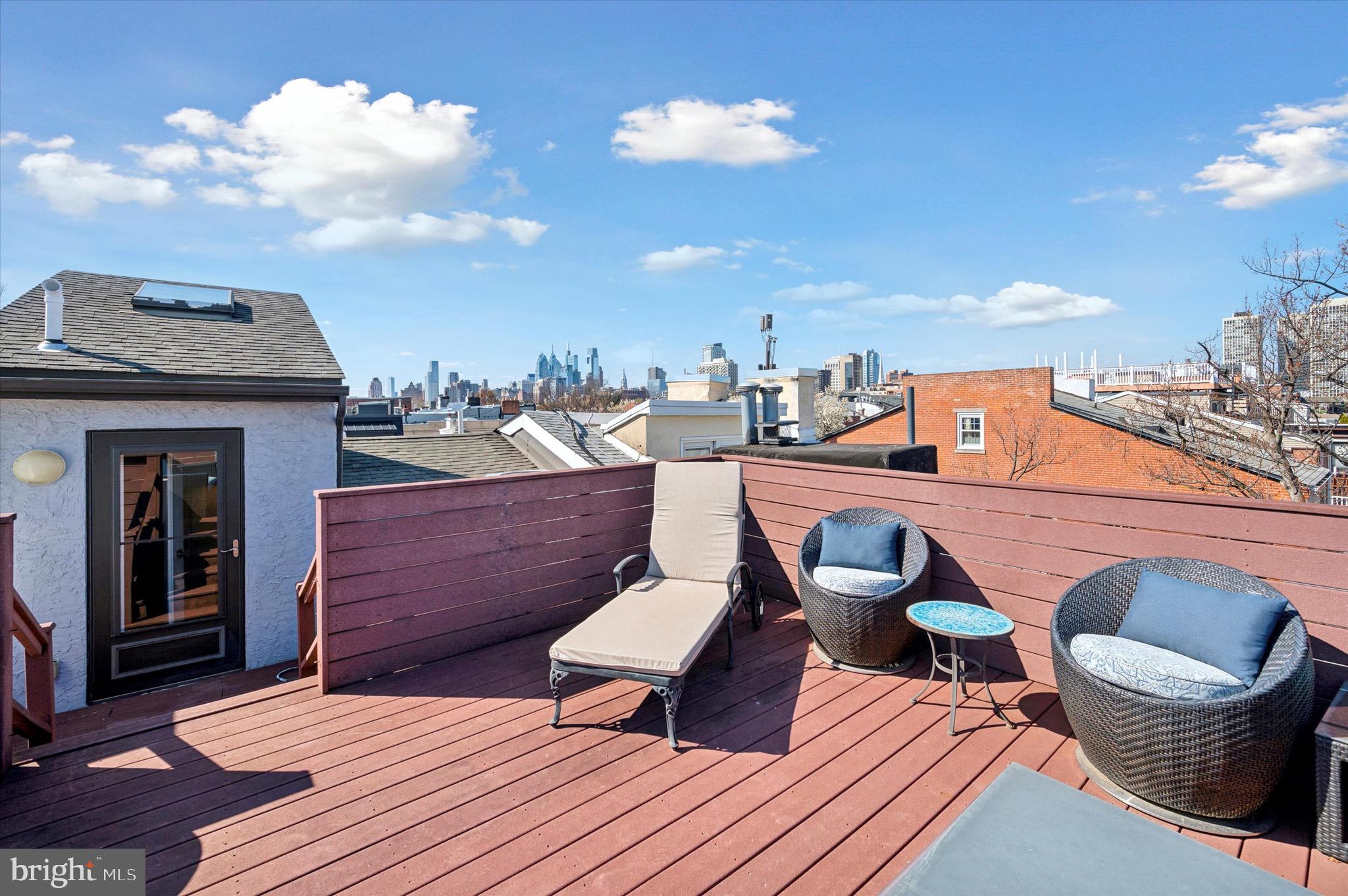 QUEEN VILLAGE - Residential