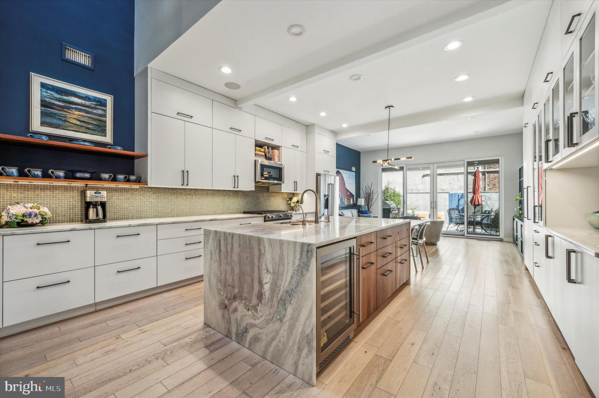 QUEEN VILLAGE - Residential