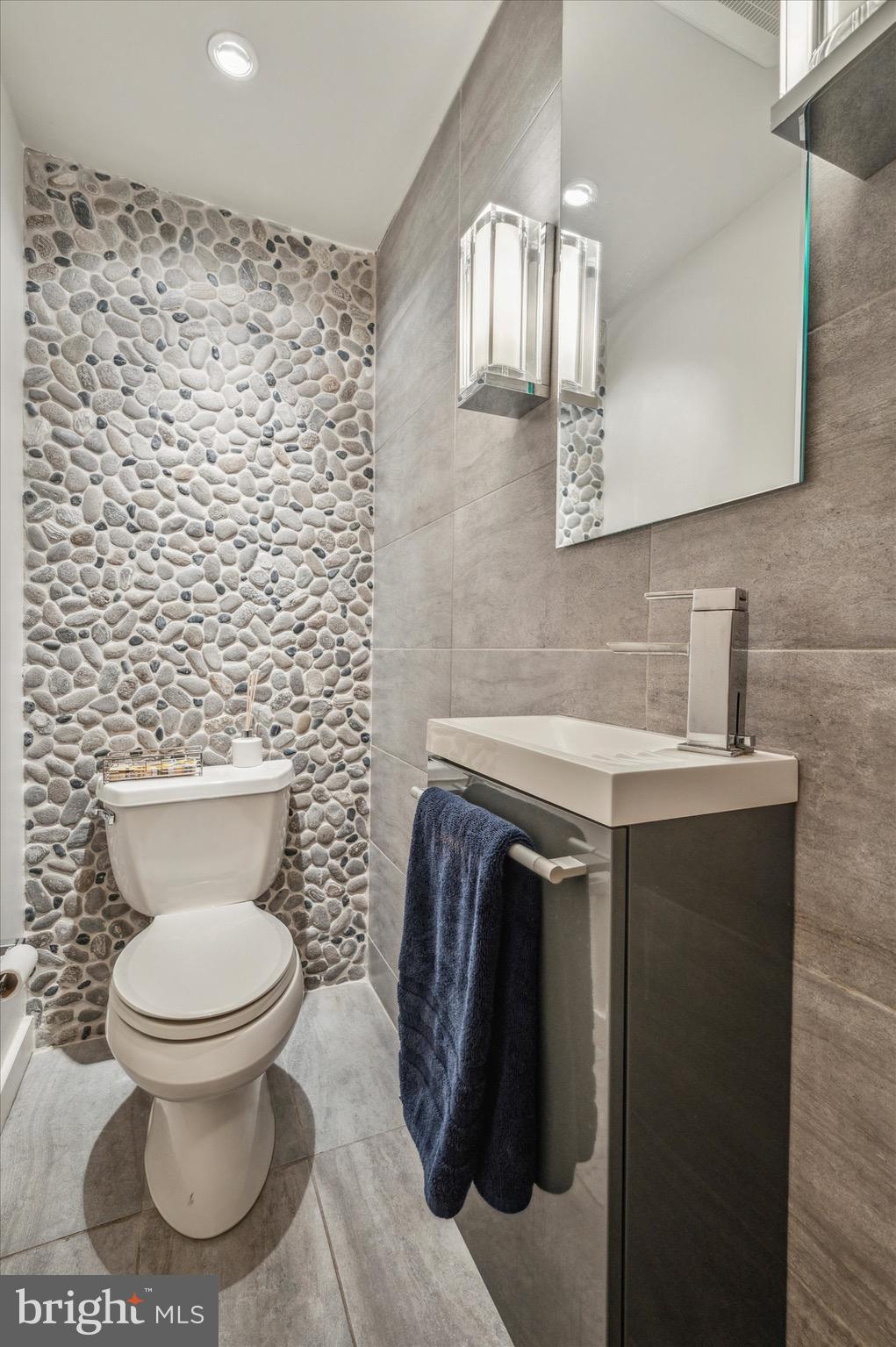 QUEEN VILLAGE - Residential