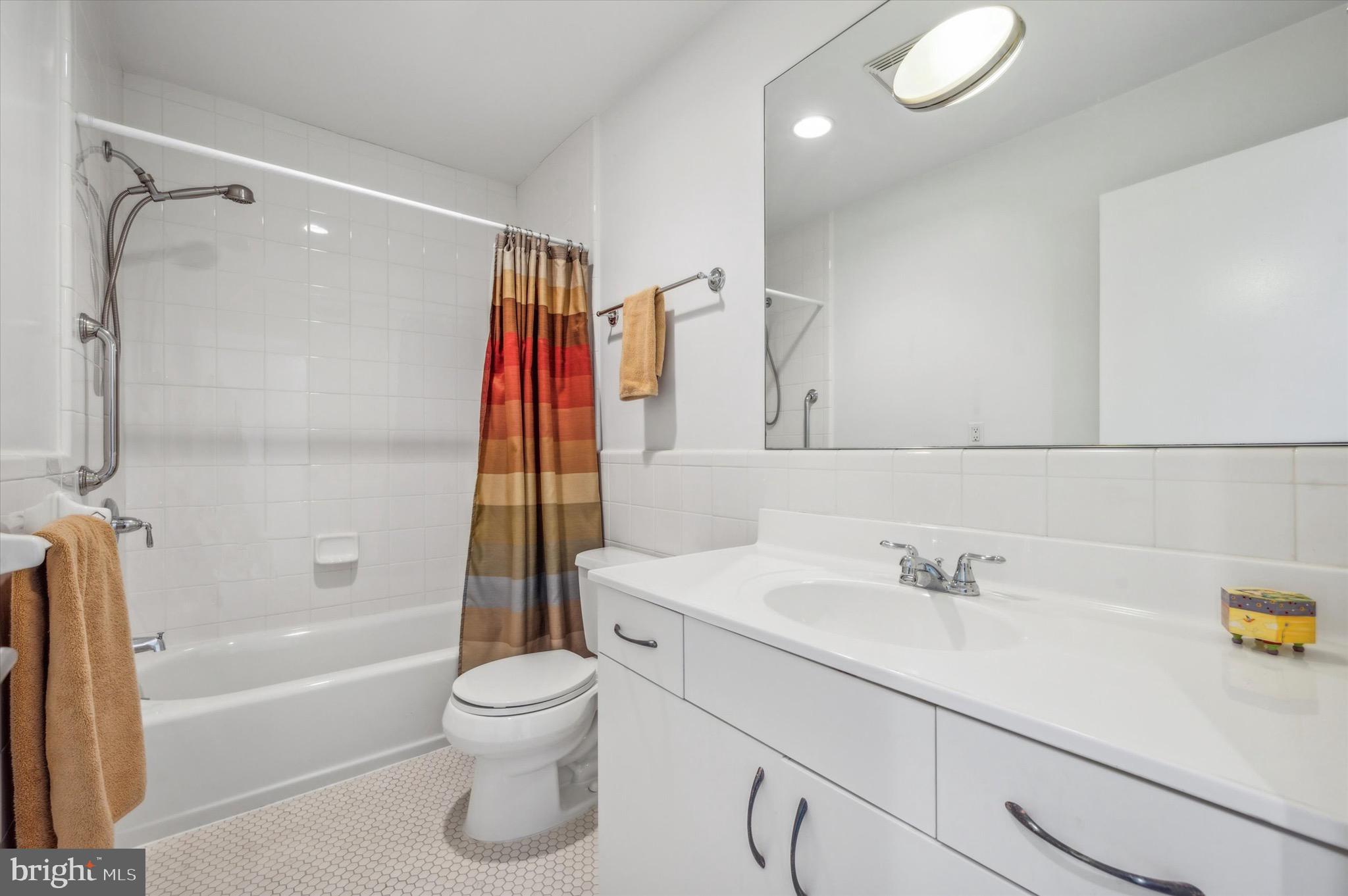 QUEEN VILLAGE - Residential