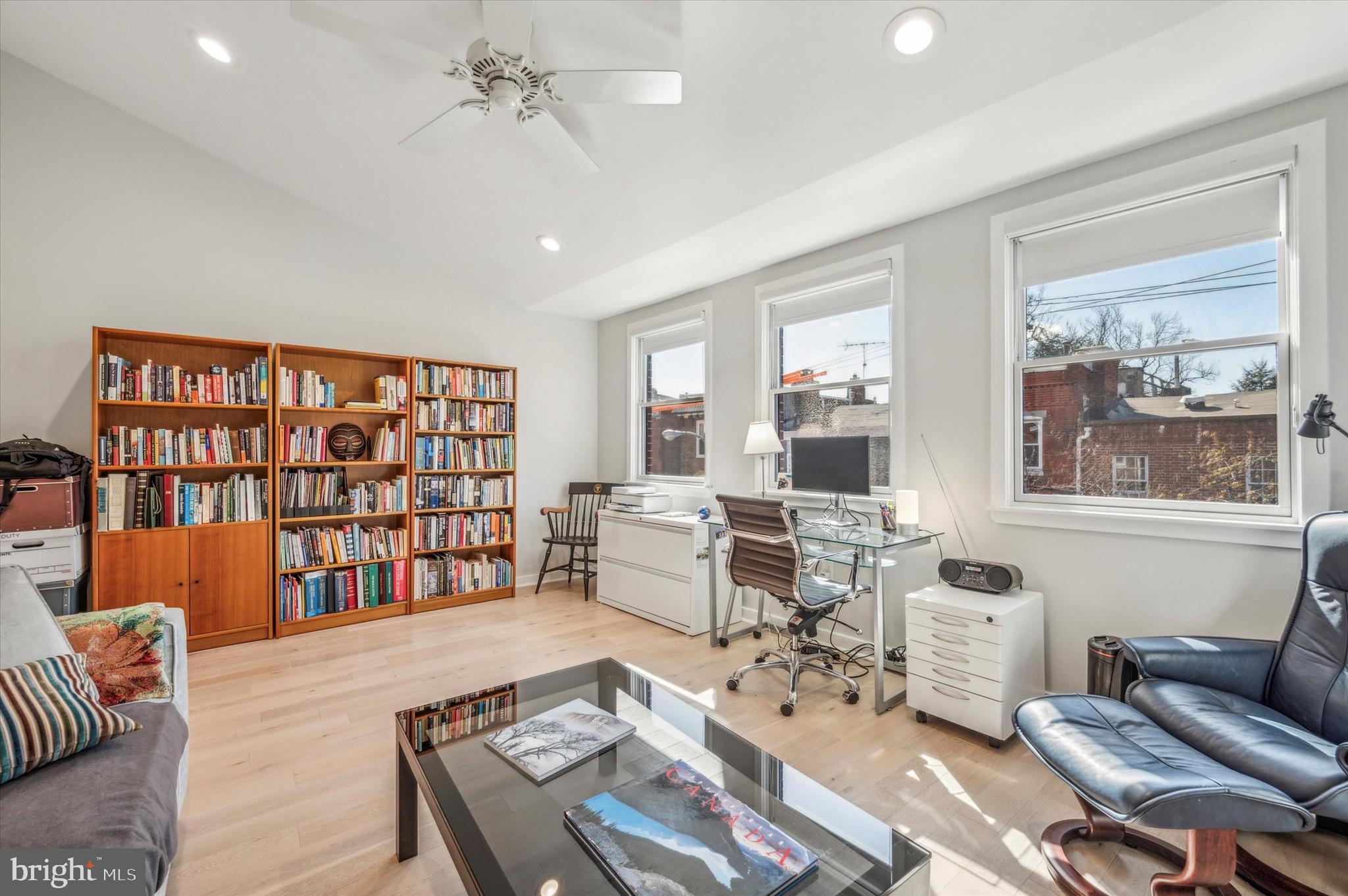 QUEEN VILLAGE - Residential