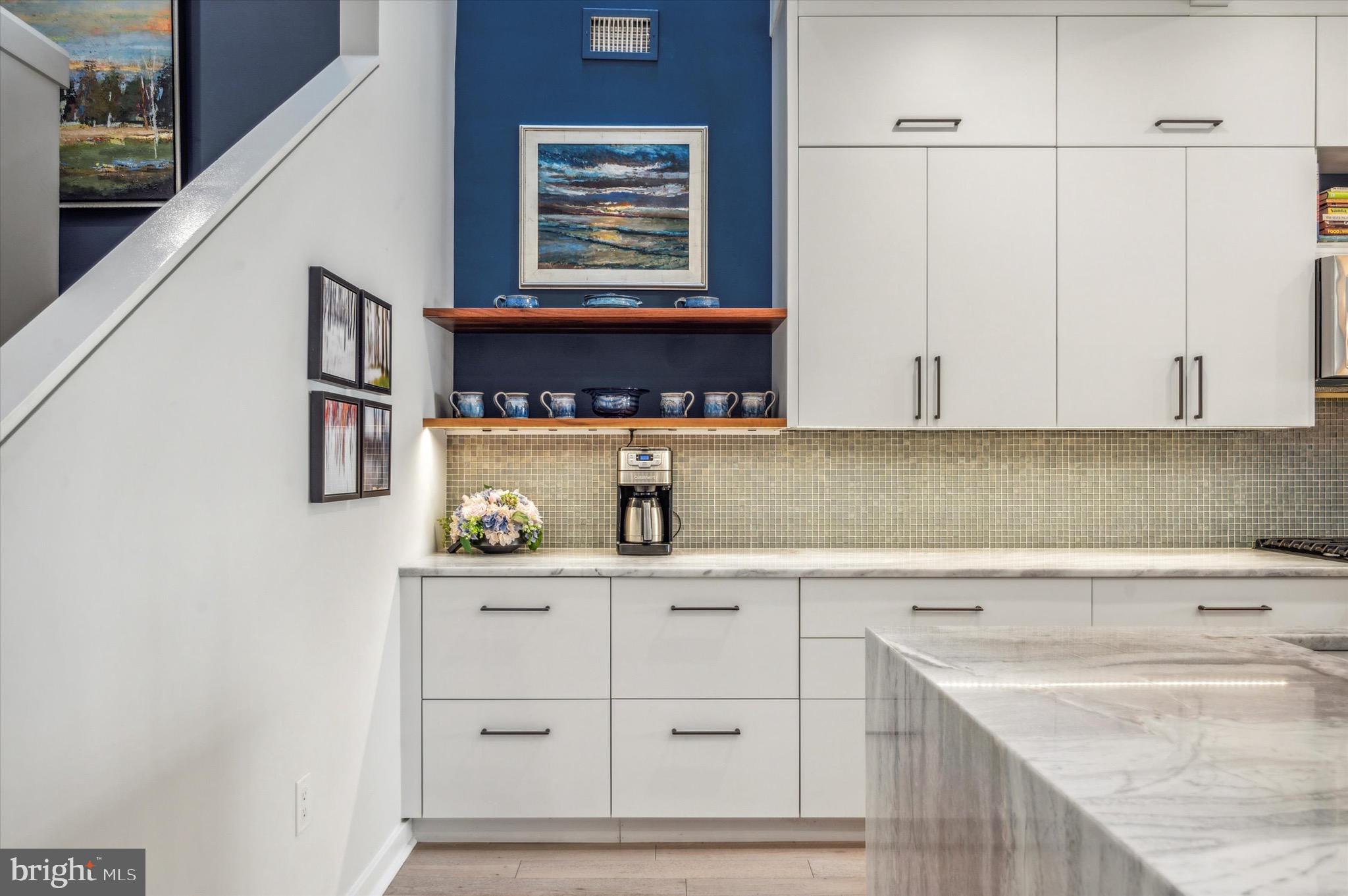 QUEEN VILLAGE - Residential