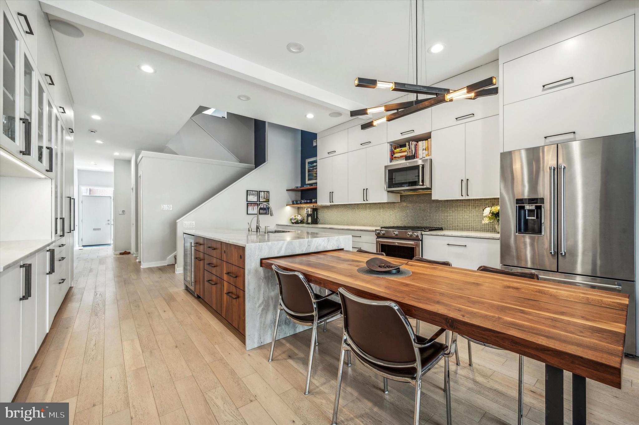 QUEEN VILLAGE - Residential