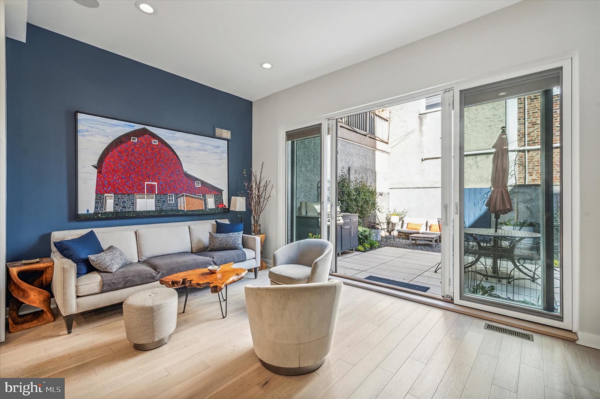 QUEEN VILLAGE - Residential