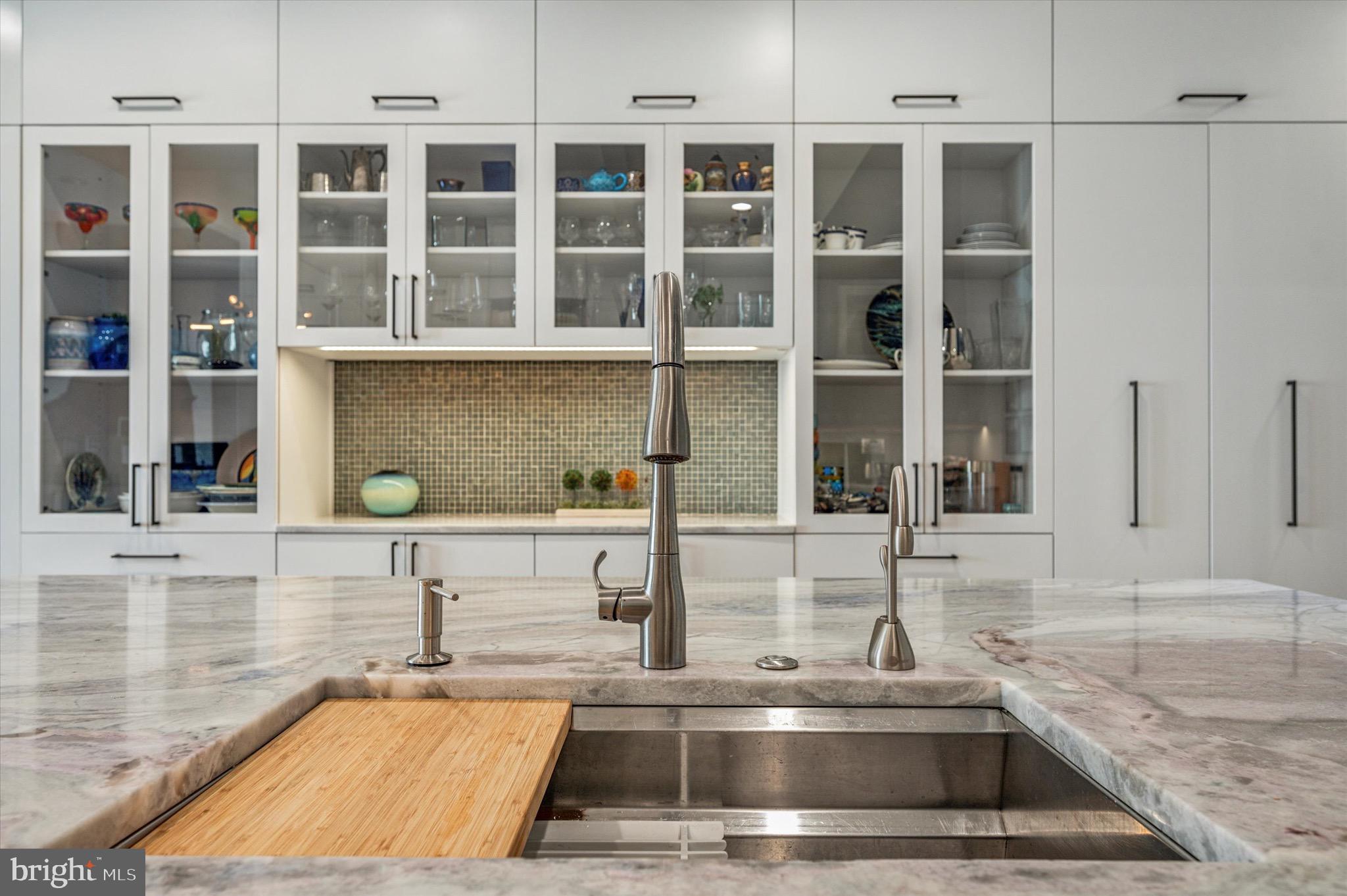 QUEEN VILLAGE - Residential