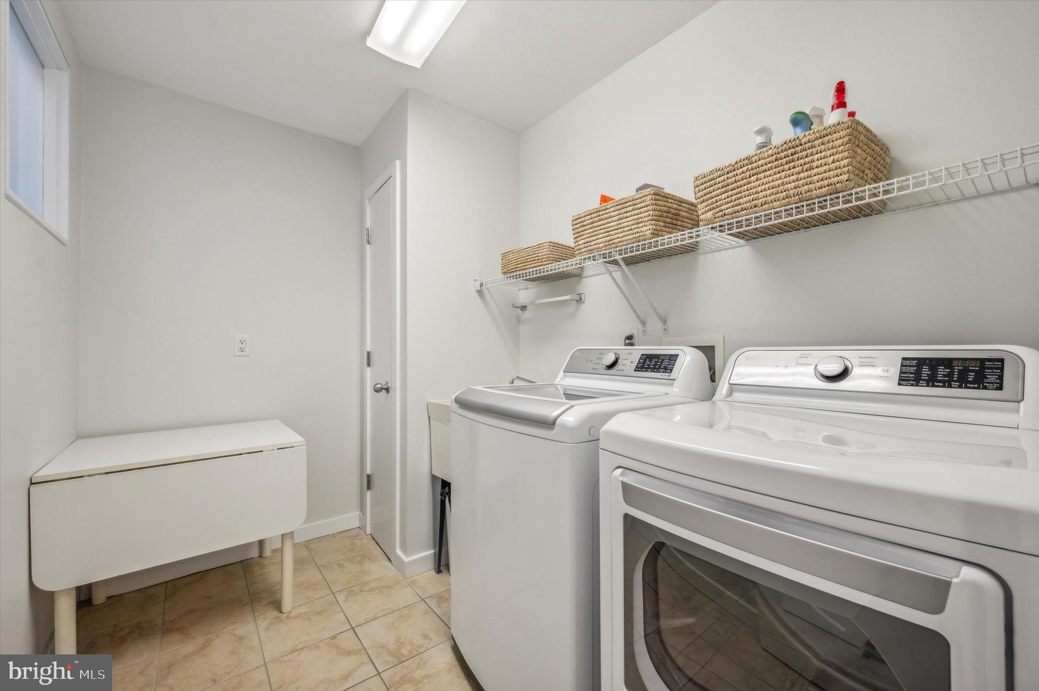 QUEEN VILLAGE - Residential