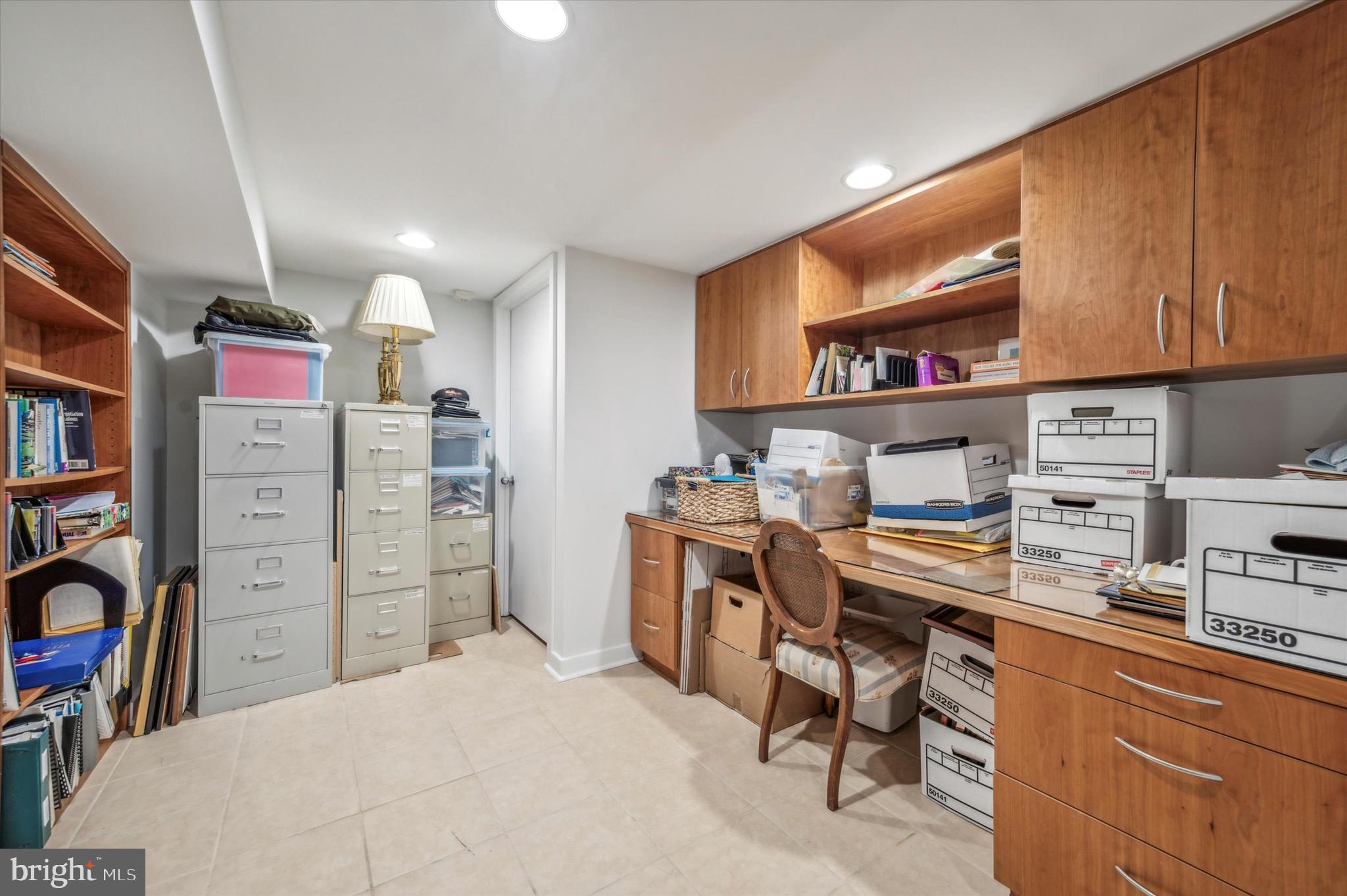 QUEEN VILLAGE - Residential