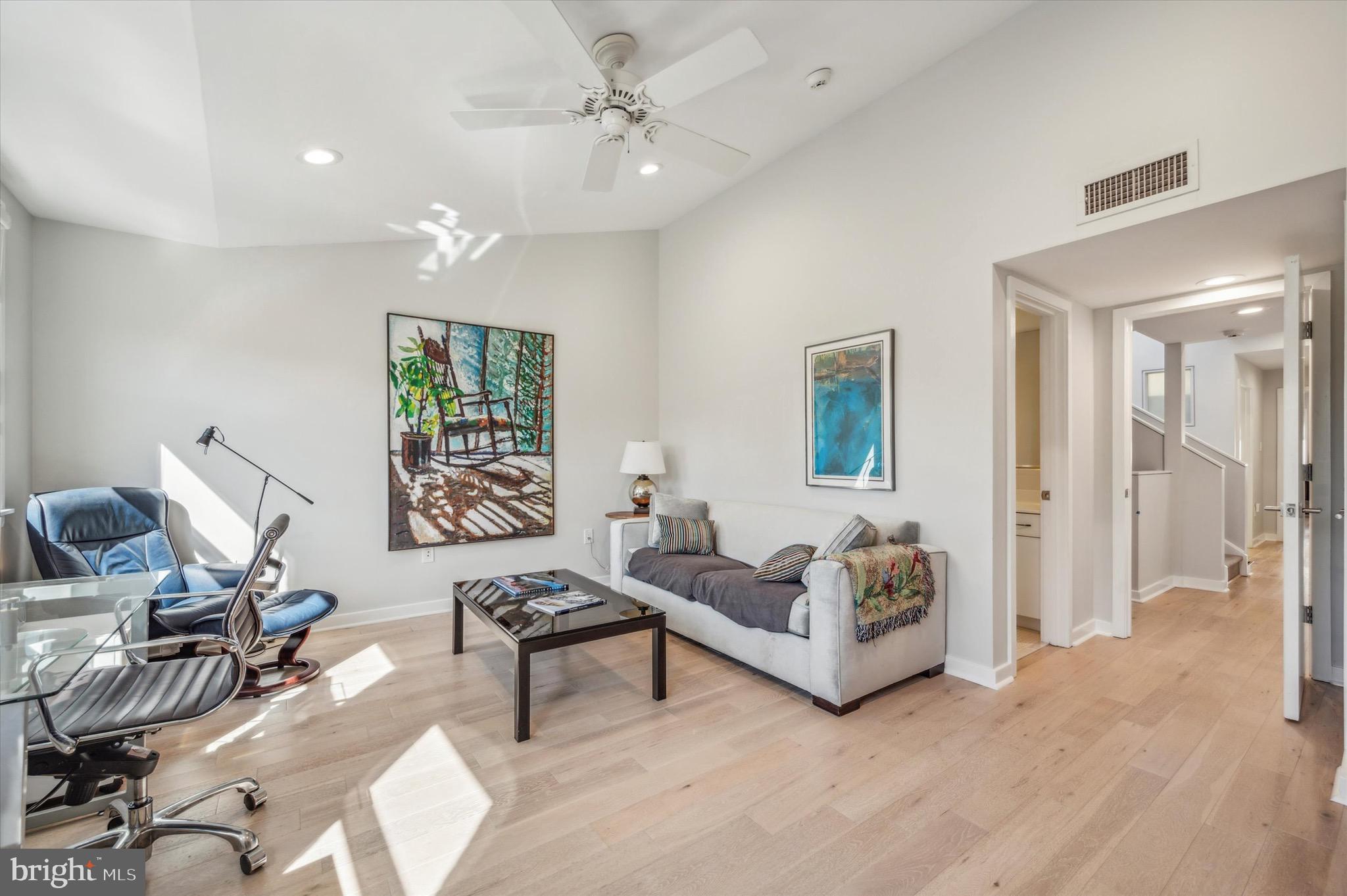 QUEEN VILLAGE - Residential