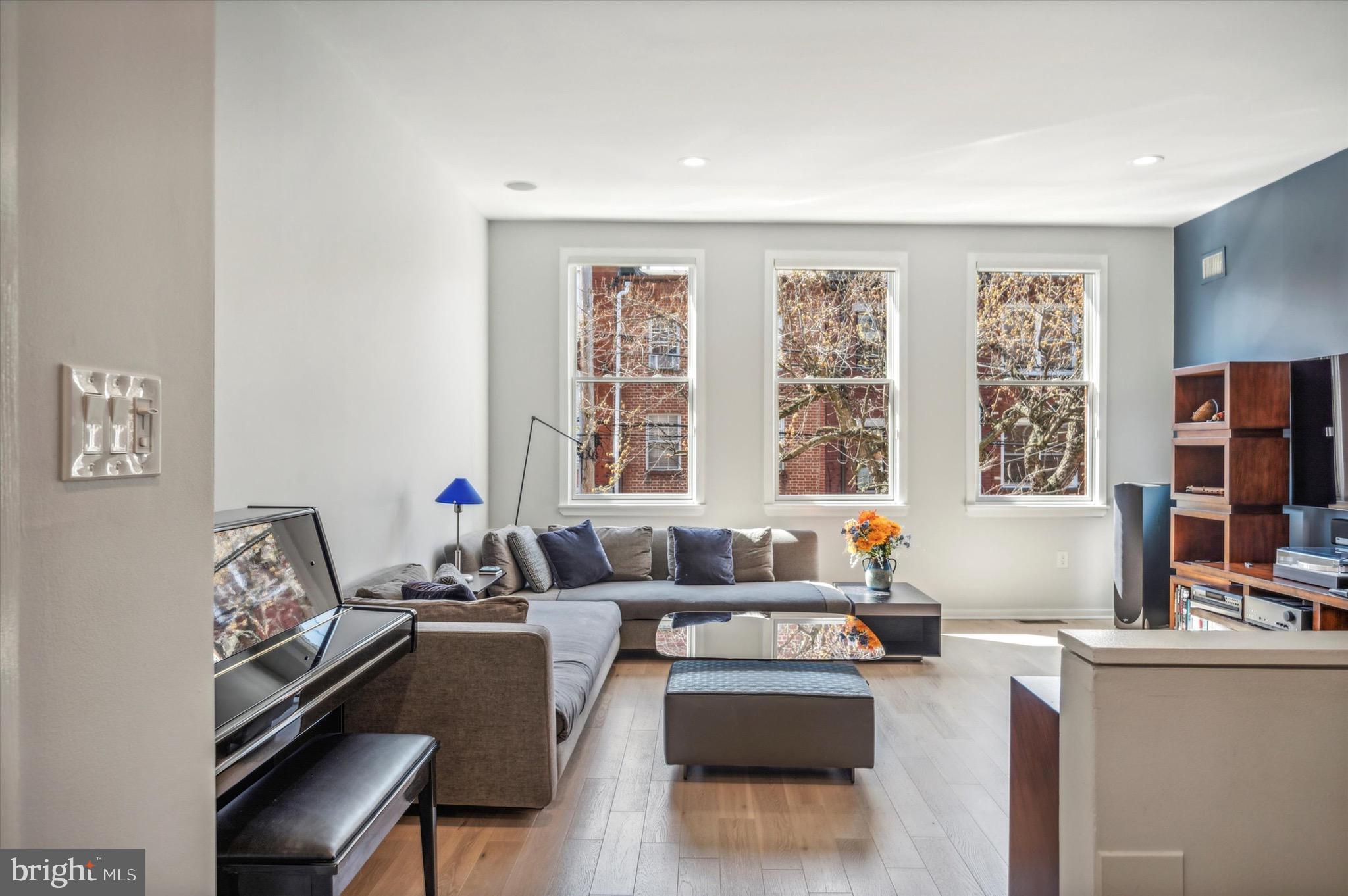 QUEEN VILLAGE - Residential