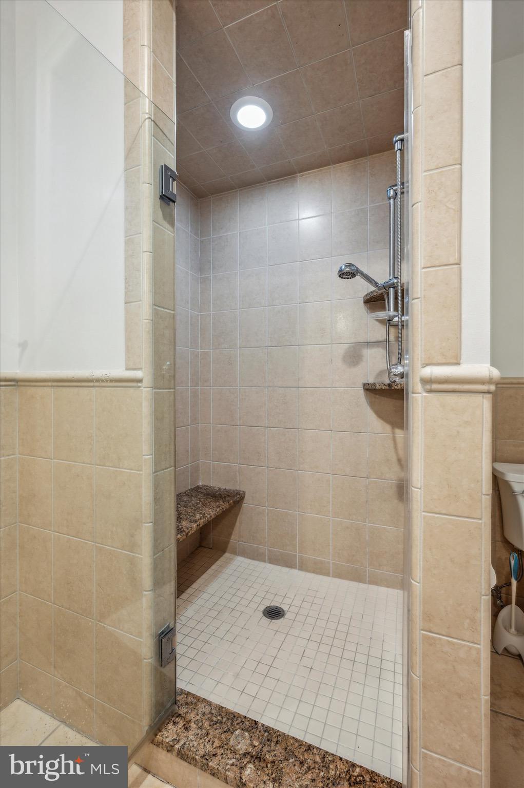 QUEEN VILLAGE - Residential