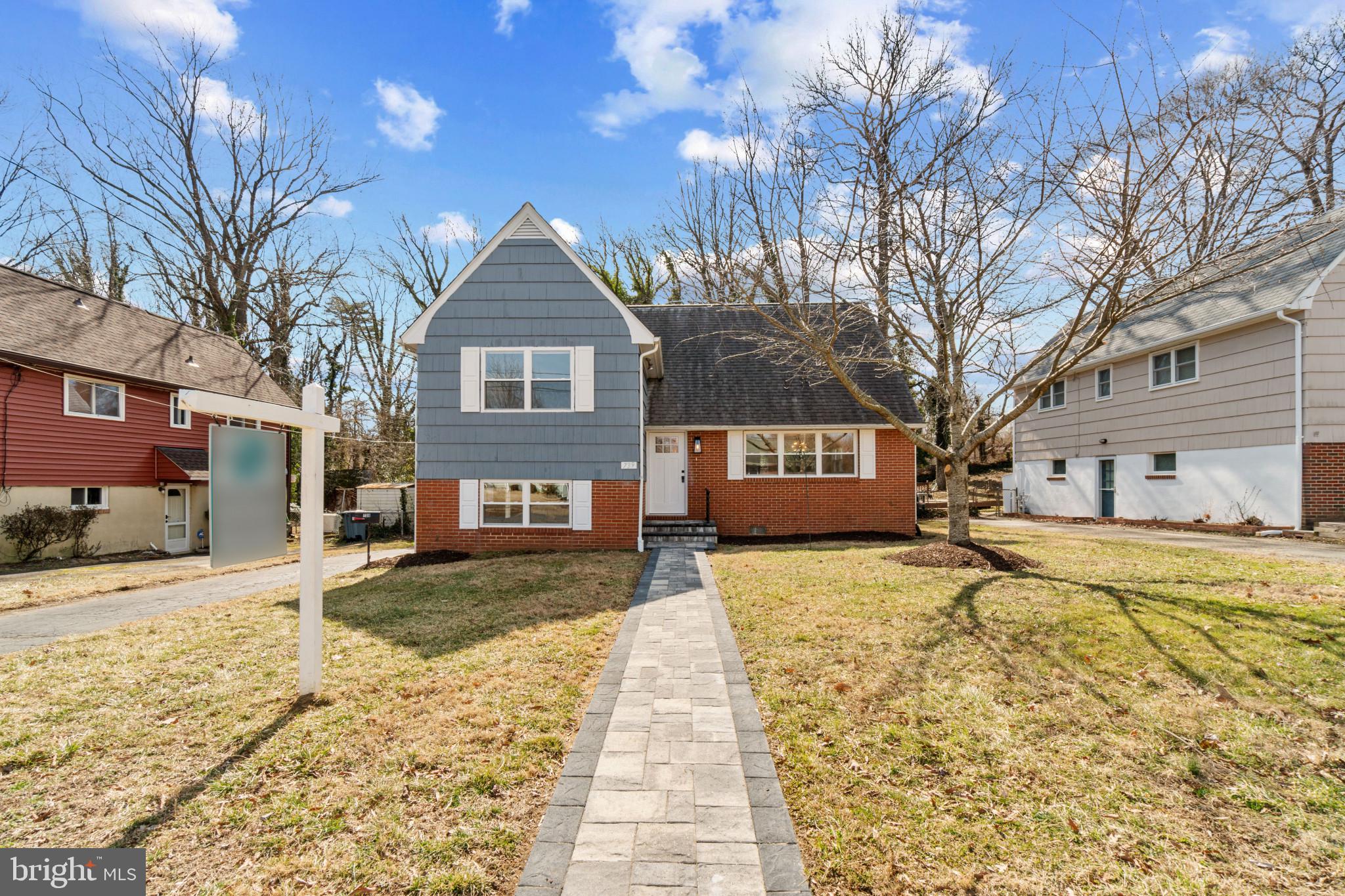 Sunny, multi-level 3 bedroom, 2 full bath home features NEW KITCHEN, NEW BATHS, NEW APPLIANCES, refinished hardwood floors. Dining room leads to deck in fully fenced backyard. 2 bedrooms on mezzanine level and third on upper. Lower level boasts family room and laundry/utility room.
Minimum credit score of 650 required.
