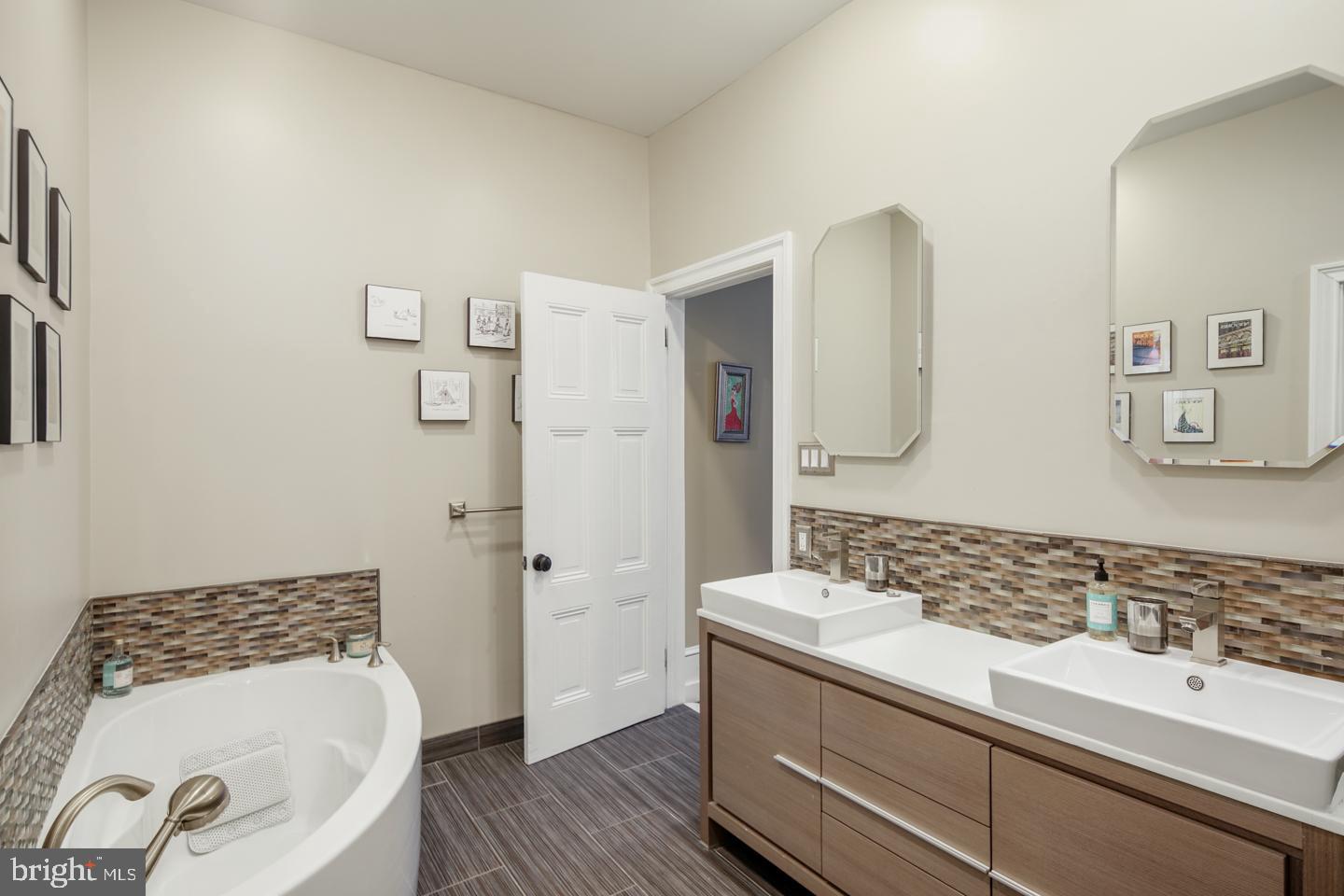 LOGAN SQUARE - Residential