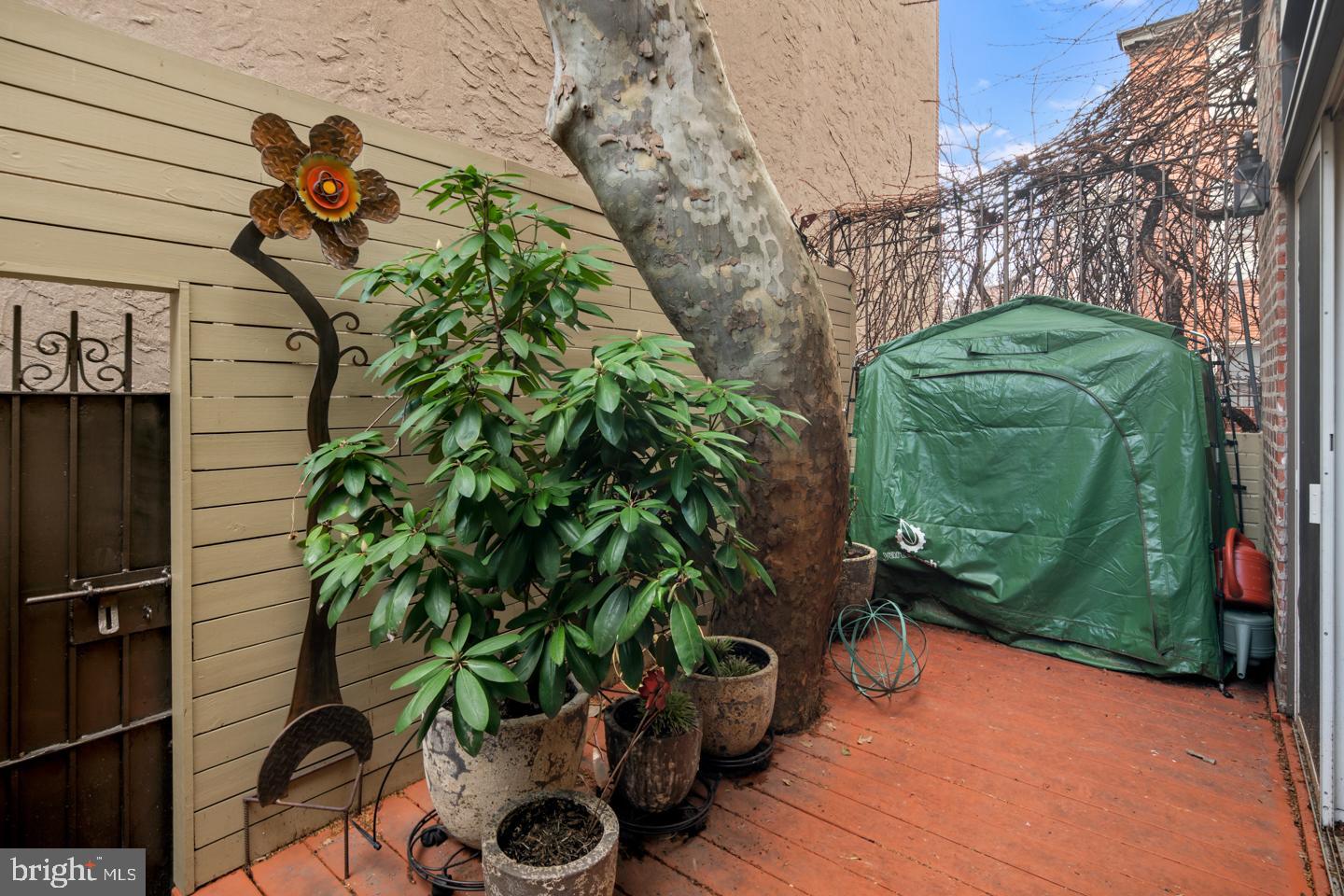 LOGAN SQUARE - Residential