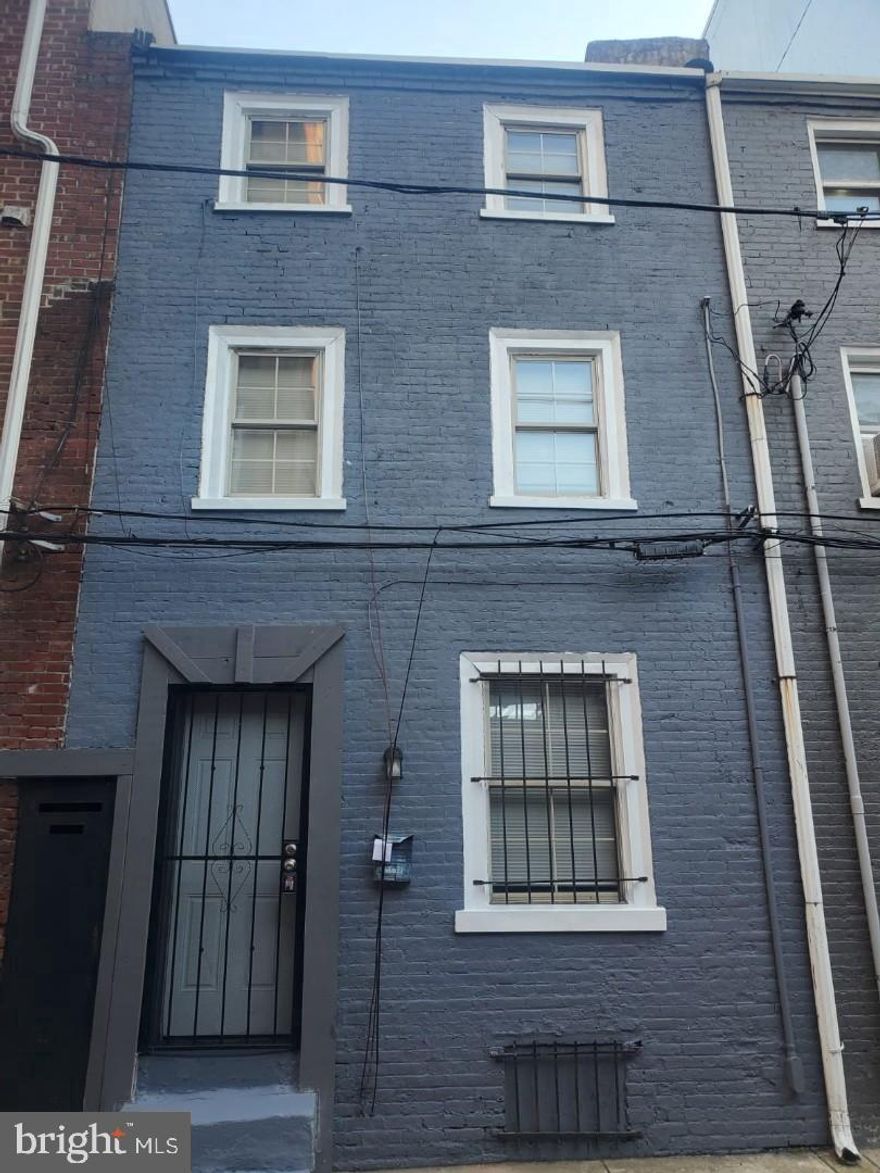 Welcome to 1222 Carlton St, a charming Home nestled in the heart of Philadelphia. This delightful residence offers a perfect blend of comfort and convenience, with a myriad of attractions, seamless transportation options, and delectable dining experiences just steps away. Features recently updated kitchen and washer/dryer hookups. This property is more than just a place to live; it's an invitation to immerse yourself in the dynamic lifestyle of Philadelphia. Don't miss the opportunity to call this residence home. schedule your viewing today and embrace the perfect blend of comfort, convenience, and culture!