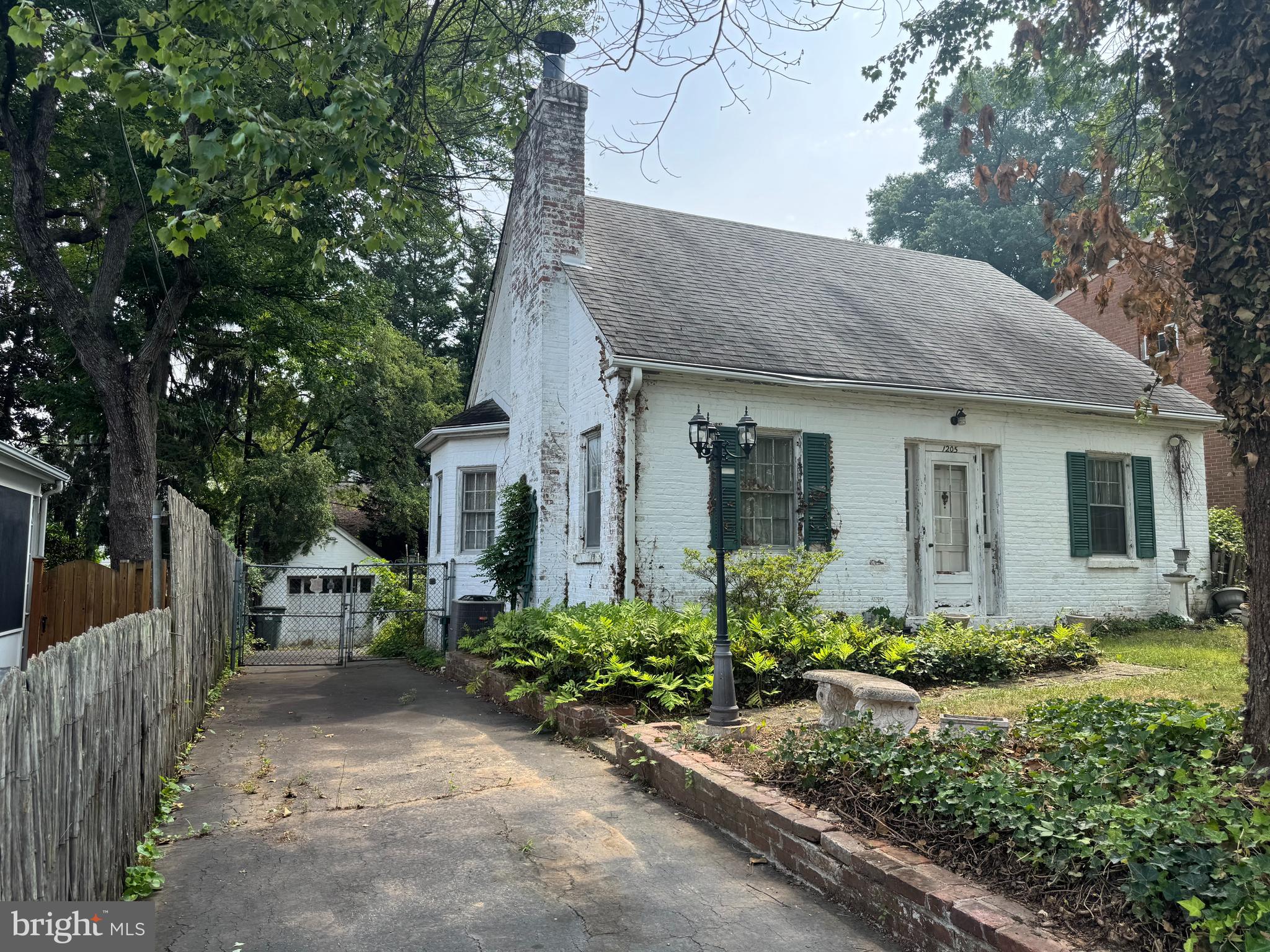 1205 N COLUMBUS STREET