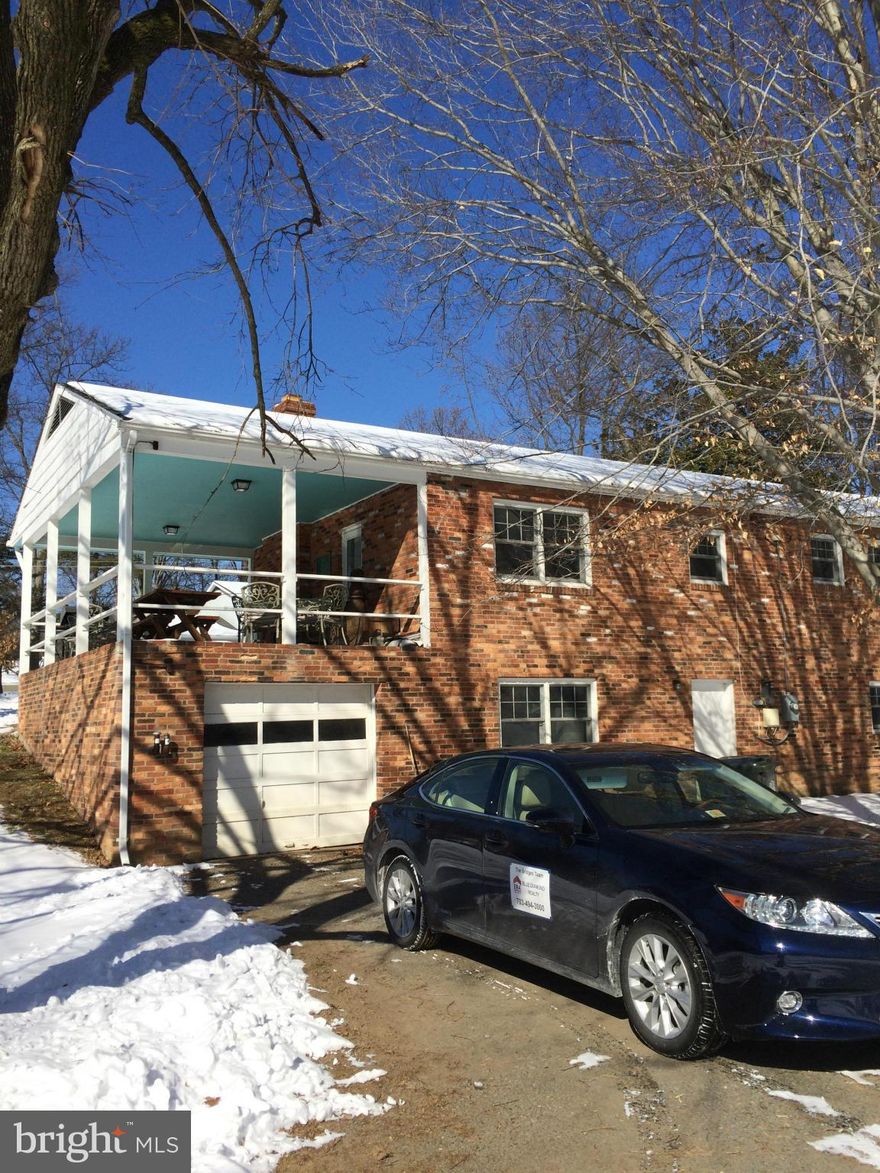 THIS IS A MASTER BEDROOM with bath ONLY!!! Use of kitchen, LR, washer/dryer included. All utilities included in rent. Please contact owners to view or show..Older established neighborhood w/off-street parking, 1 mi to Vienna Metro. NO PETS! PLEASE CONTACT OWNER TO SHOW.