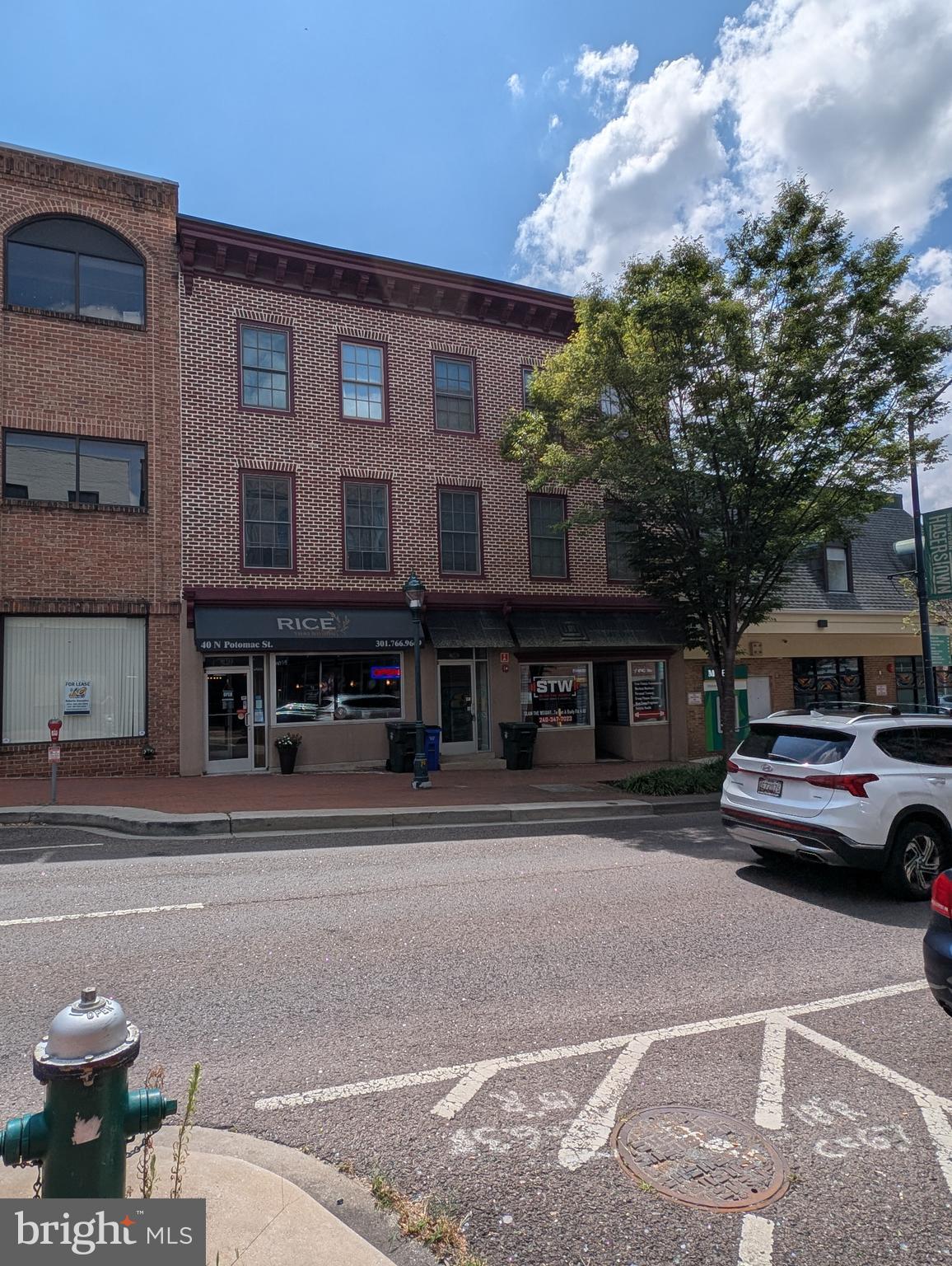 Large studio apartment, Tall Ceilings, Refinished Hardwood Floors, Granite countertops, In-Unit Washer/Dryer, Central Air Conditioning! No pets. Agent is owner.