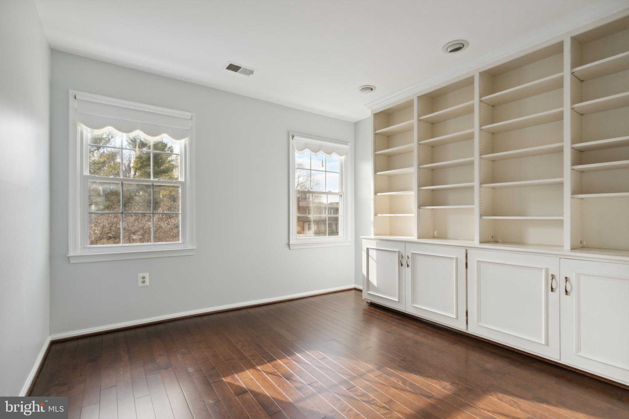 OAK MANOR - Residential