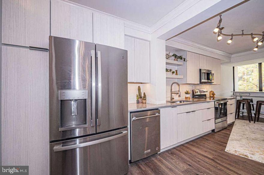 Beautifully renovated bright and spacious, 1 bedroom, 1 bath condo, with balcony overlooking restaurants, shops, and treetops in Crystal City. The unit is open concept with beautiful flooring, tile work, molding, crown molding, stone countertops, new cabinetry, stainless steel appliances, including large washer & dryer, dishwasher, oven, microwave, refrigerator with door dispensing water/ ice. All new electric, plumbing, heating and A/C. One reserved underground parking space, a private storage unit, bike storage space. Amenities include two pools, grilling area, library, party room, recreation area, fully equipped gym, 24-hour concierge service. Close proximity to shops, restaurants, public transportation, trails. Must see to appreciate.