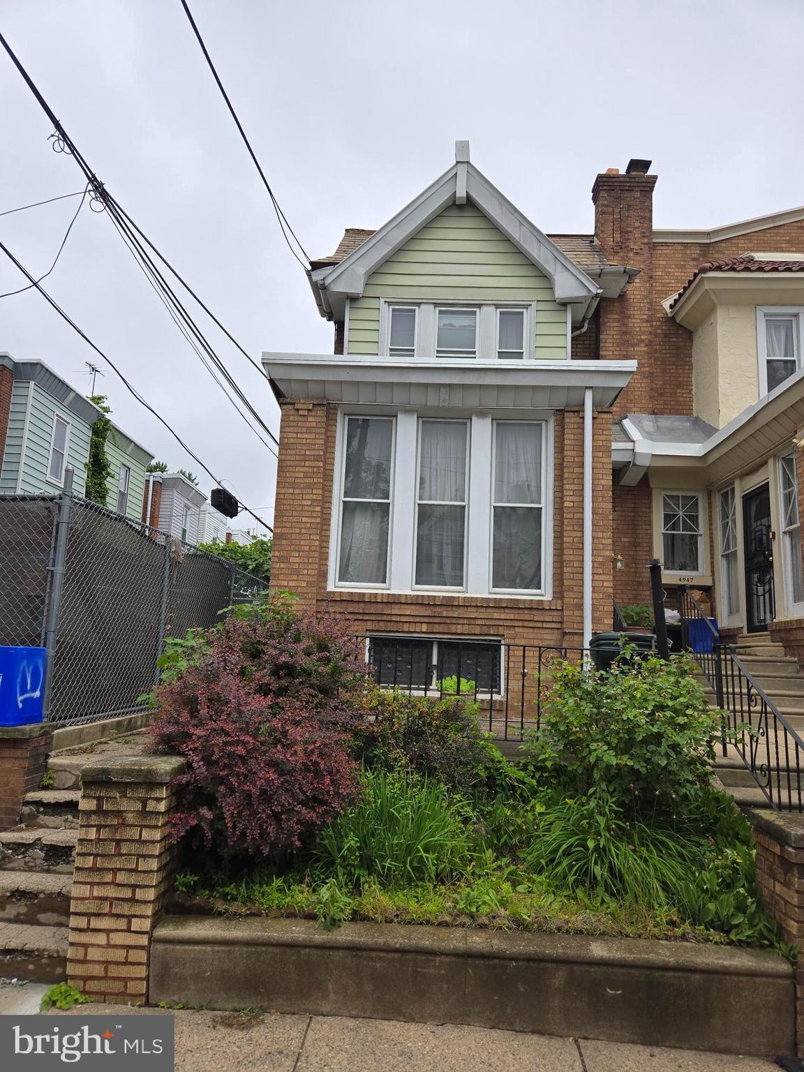 Large property being sold in "as is condition"
Large 3 bedroom end of row in need of updating. Great investment property