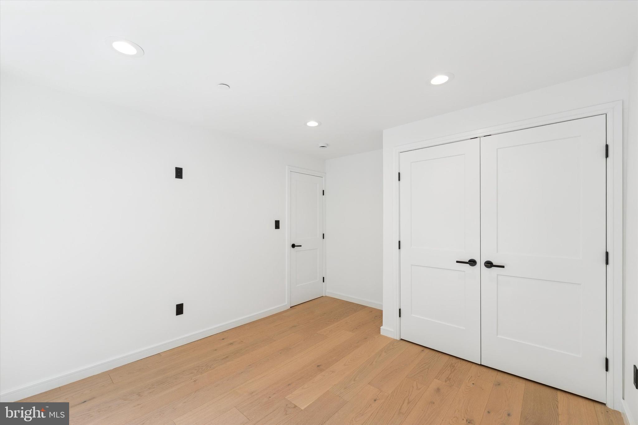 QUEEN VILLAGE - Residential