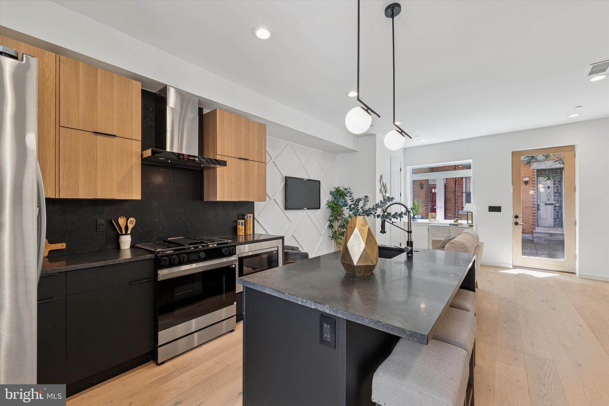 QUEEN VILLAGE - Residential