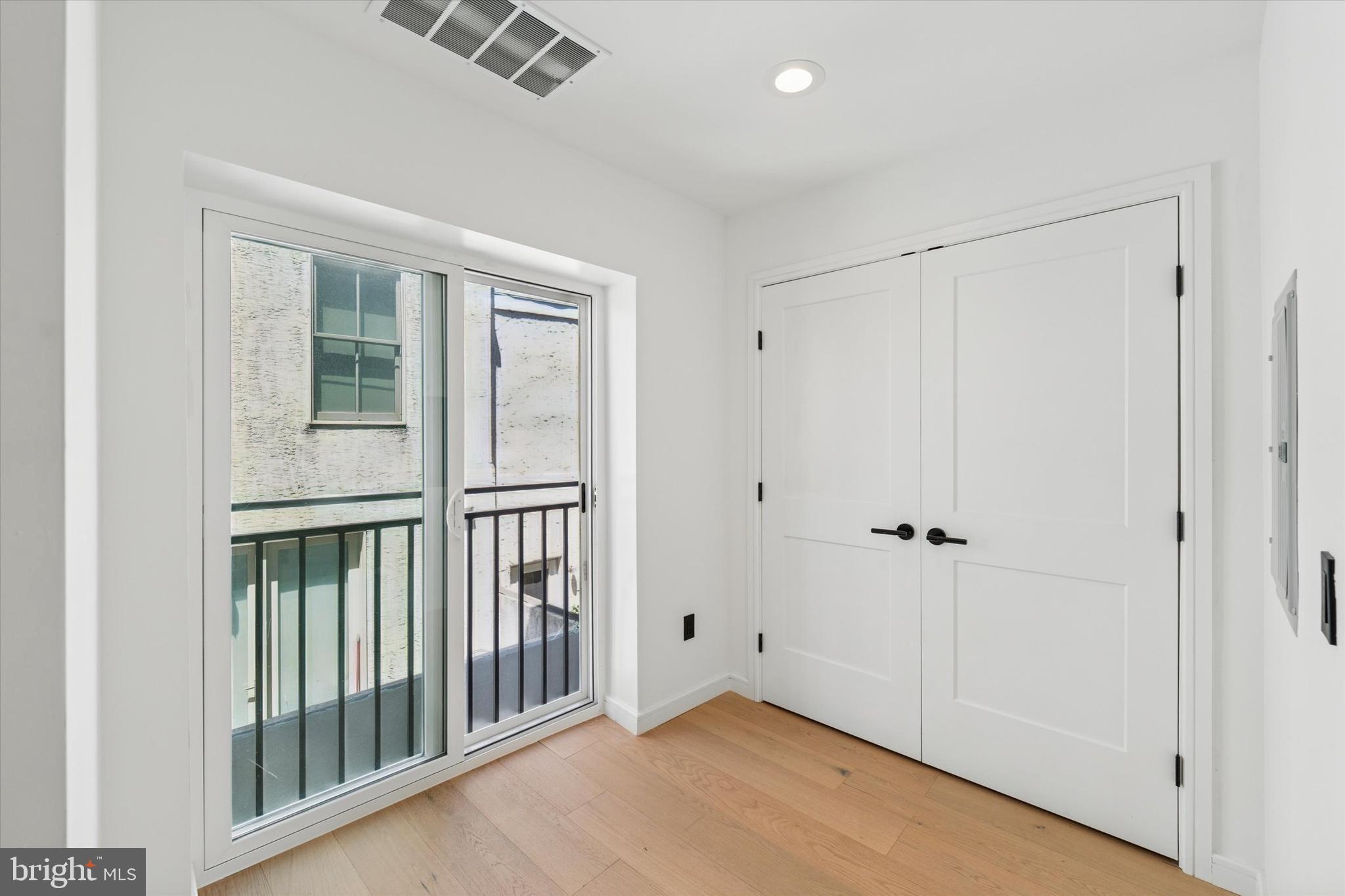 QUEEN VILLAGE - Residential