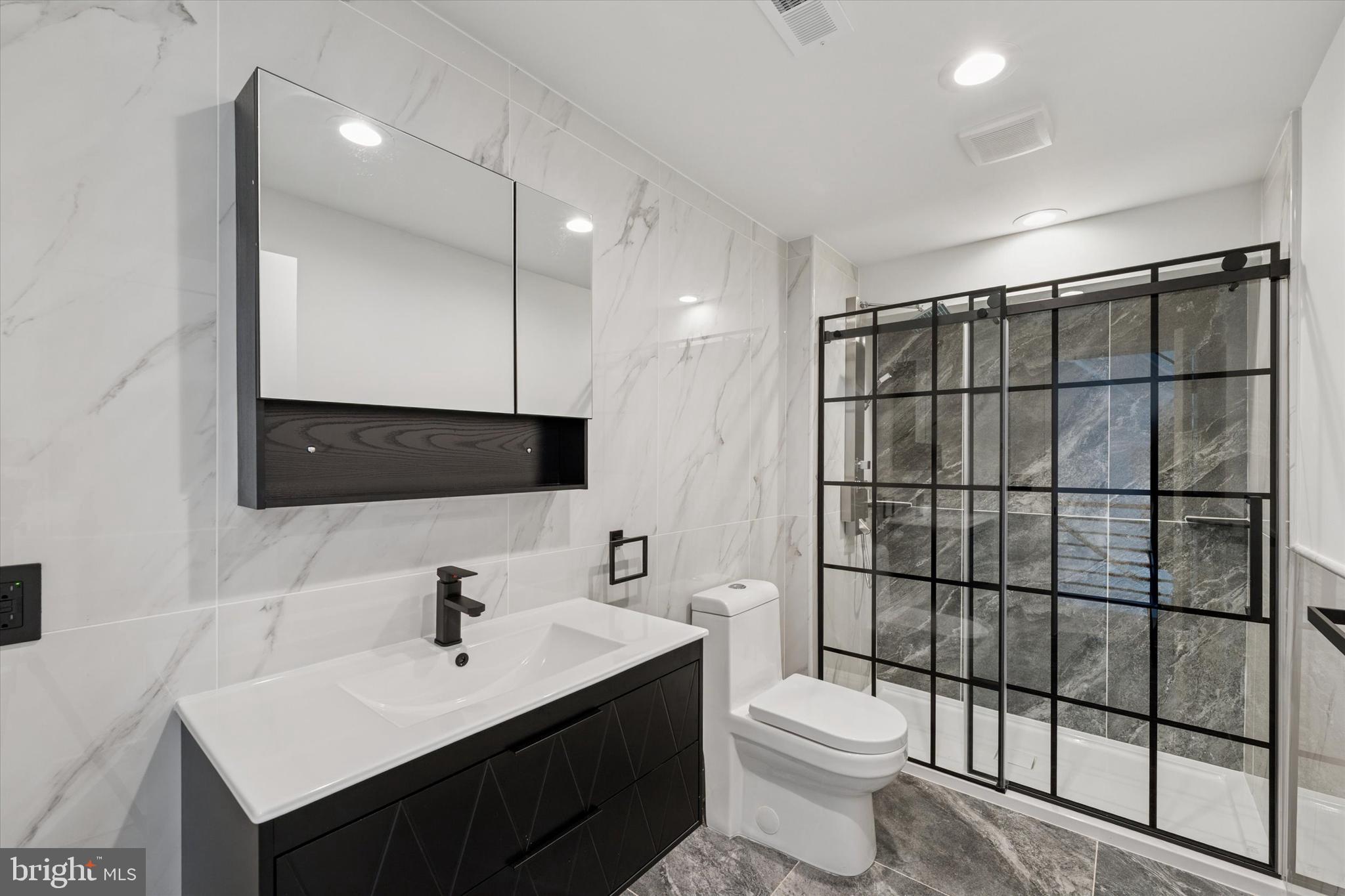 QUEEN VILLAGE - Residential