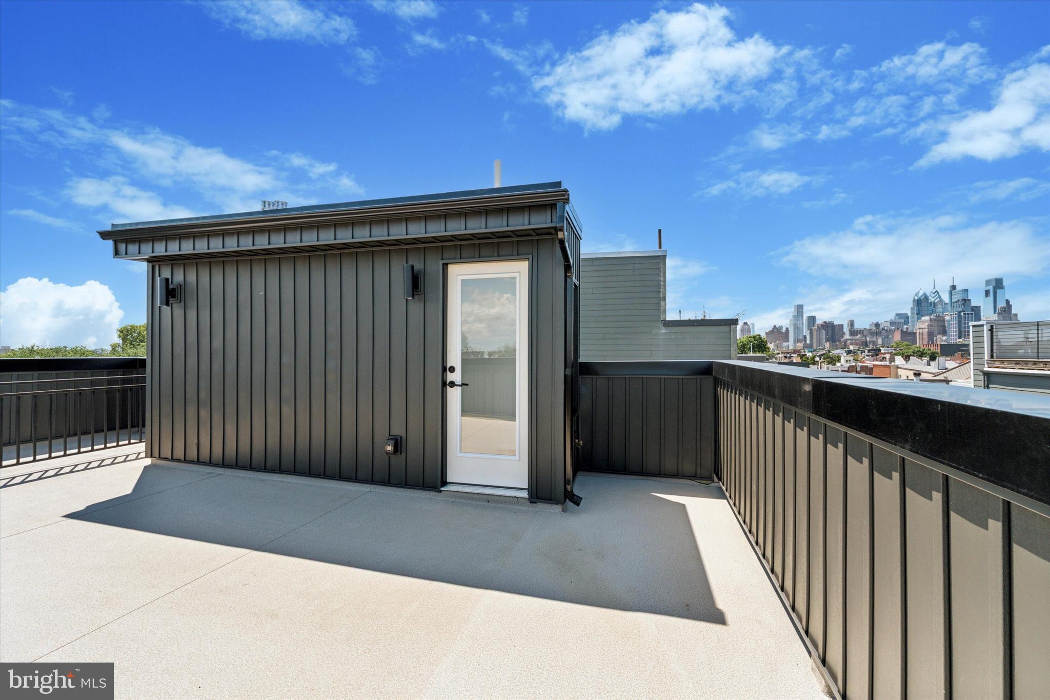 QUEEN VILLAGE - Residential