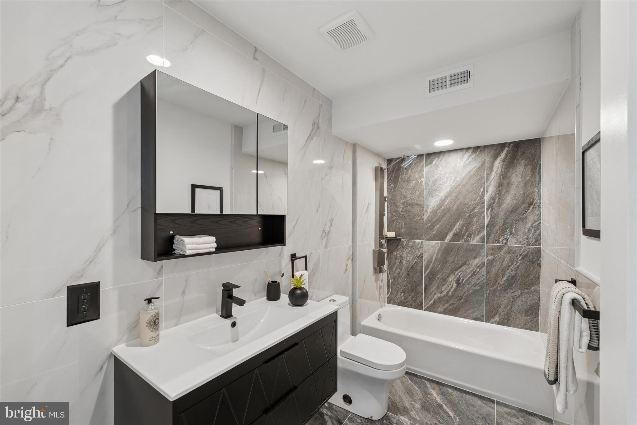 QUEEN VILLAGE - Residential