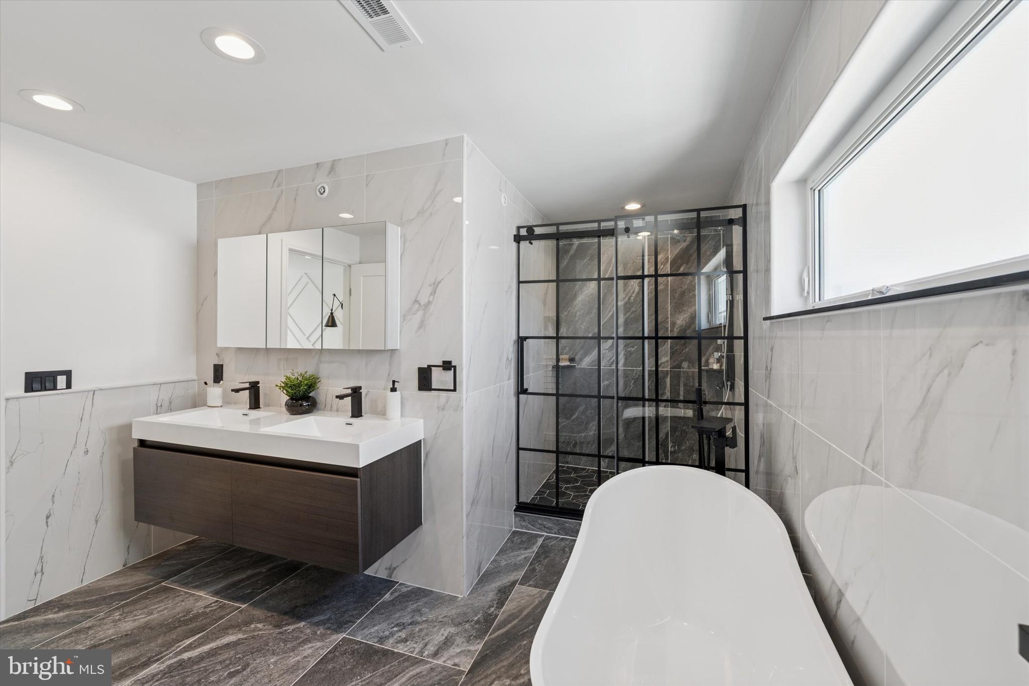 QUEEN VILLAGE - Residential