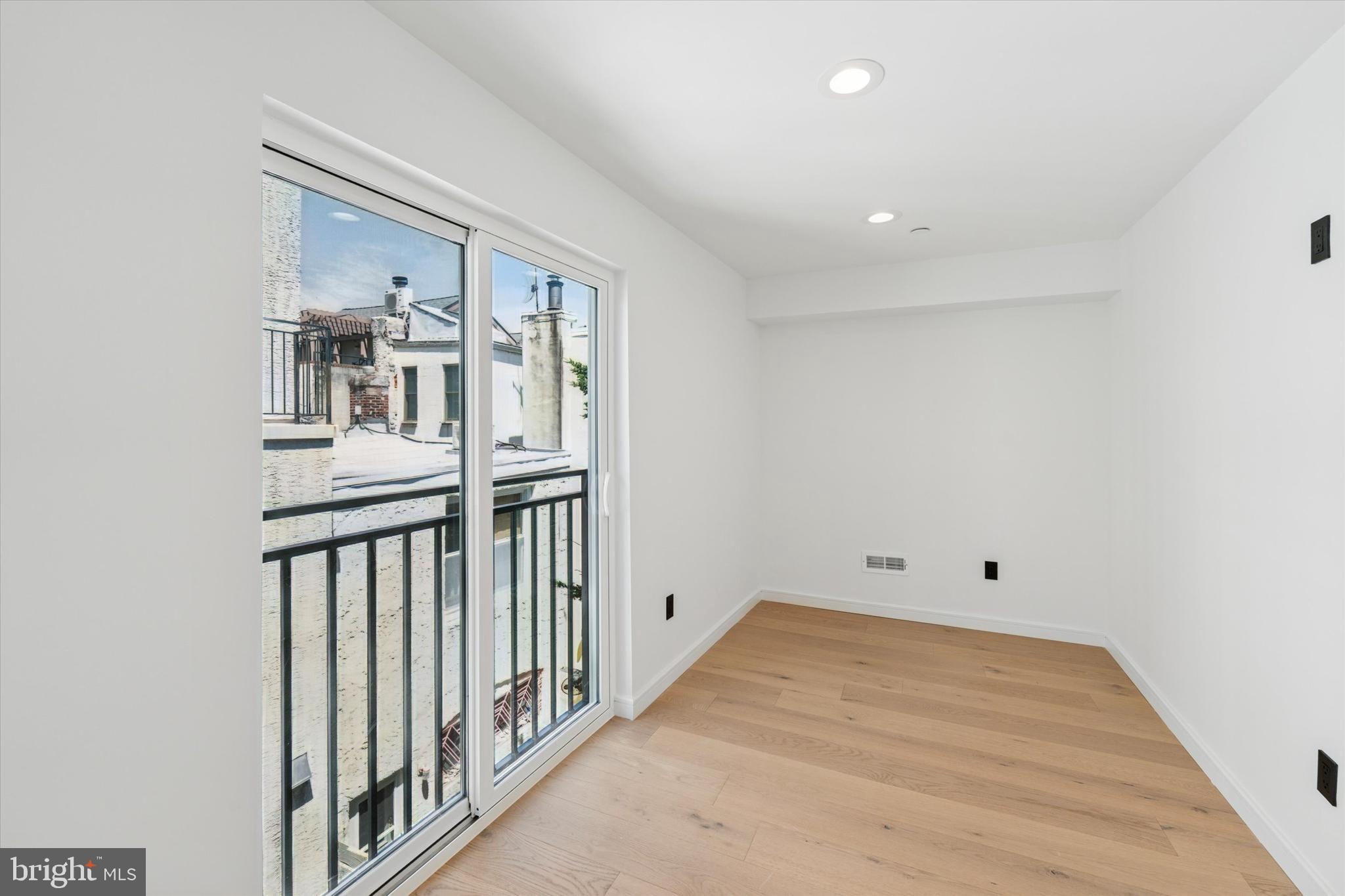 QUEEN VILLAGE - Residential