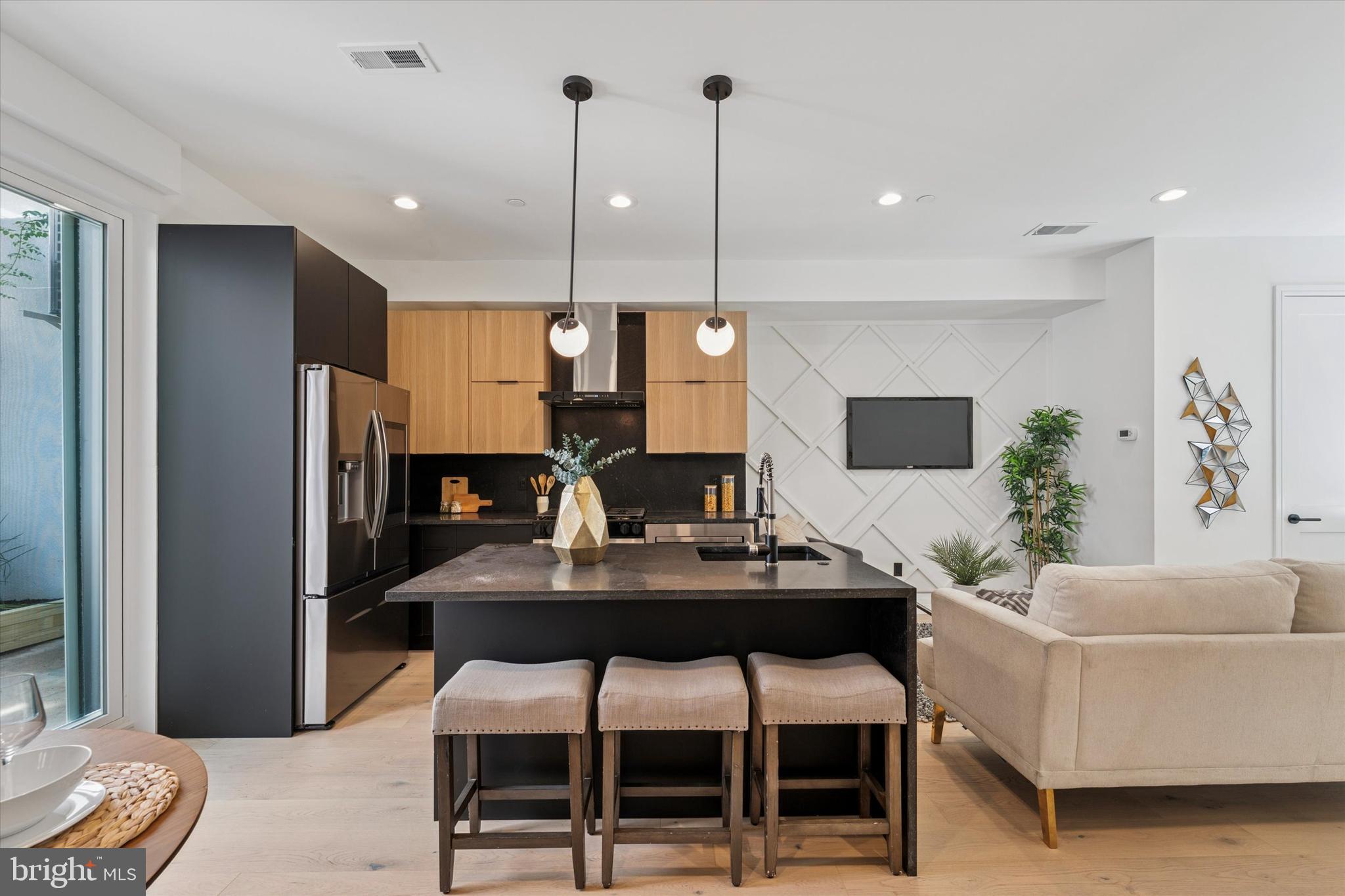 QUEEN VILLAGE - Residential